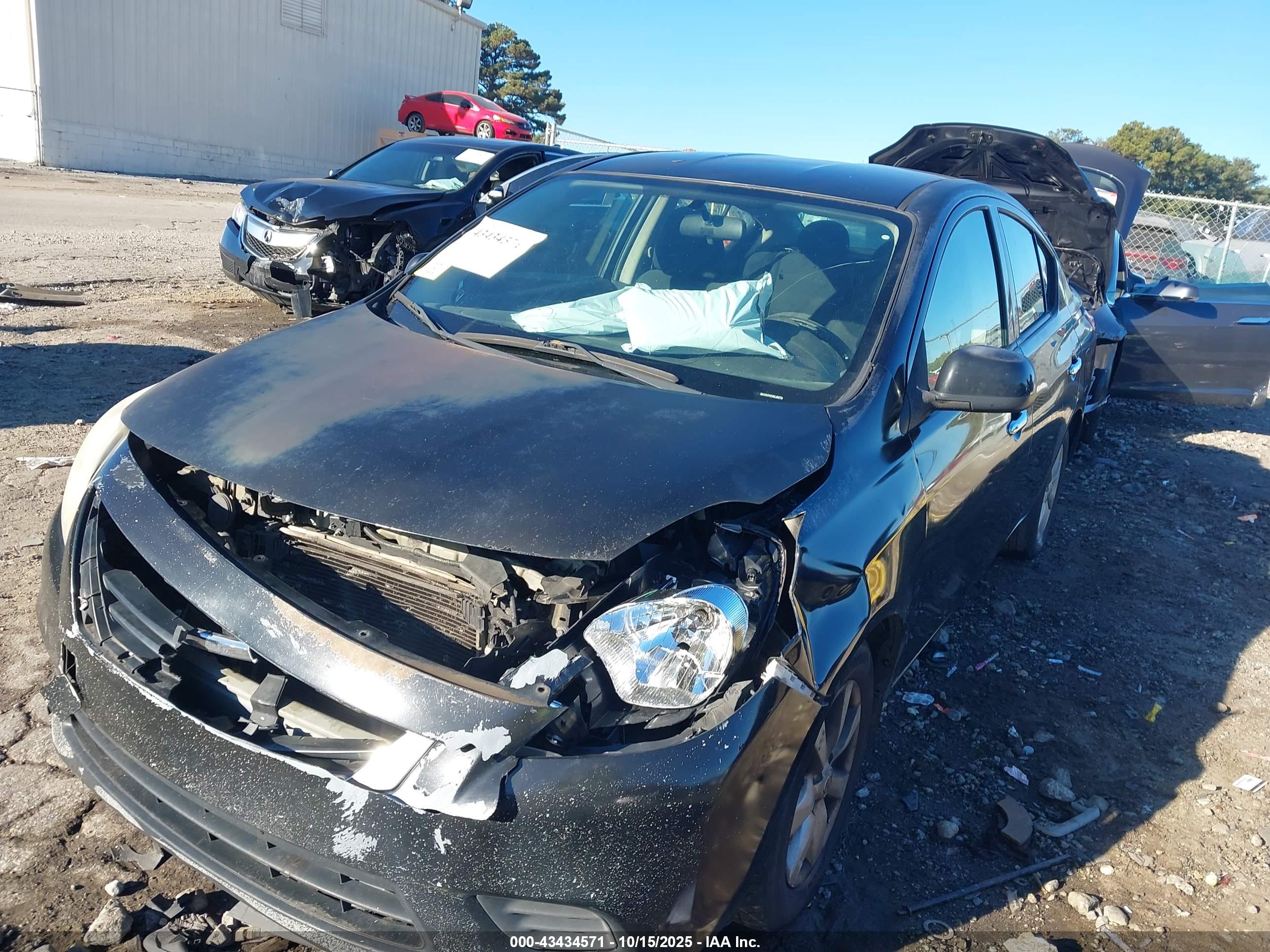 NISSAN VERSA image 6