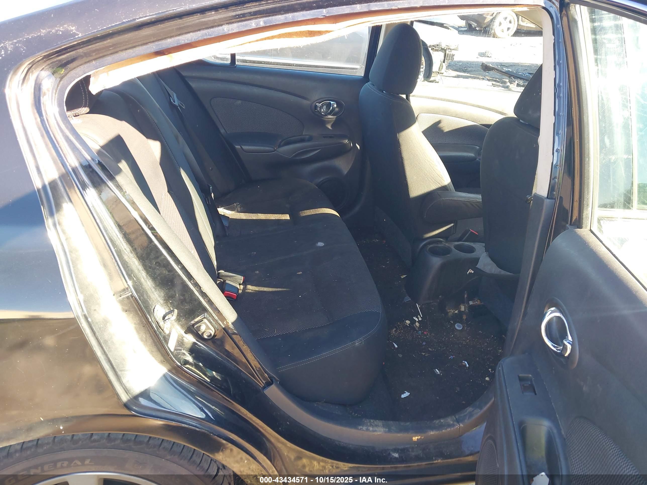 NISSAN VERSA image 8