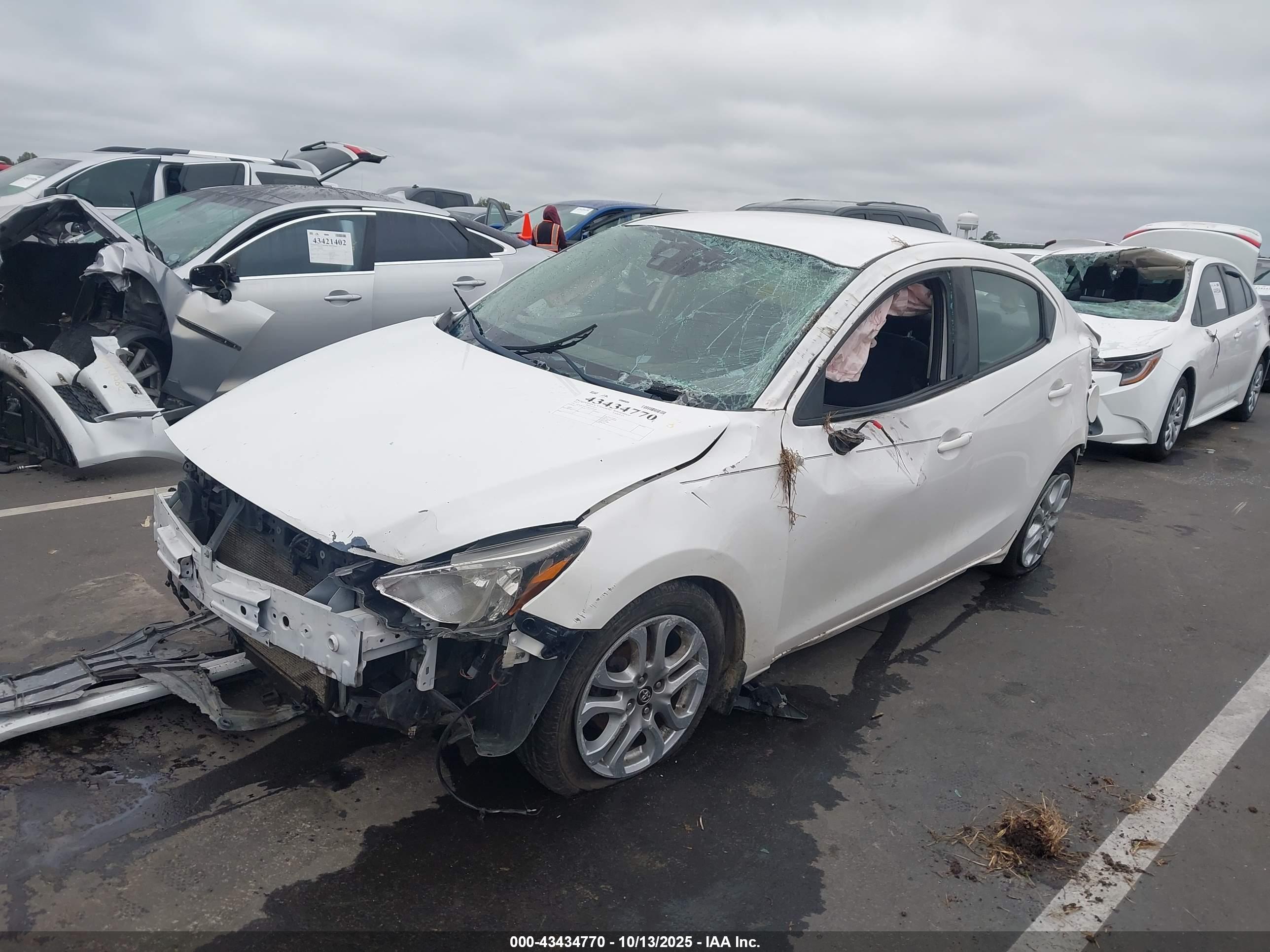 TOYOTA YARIS image 2