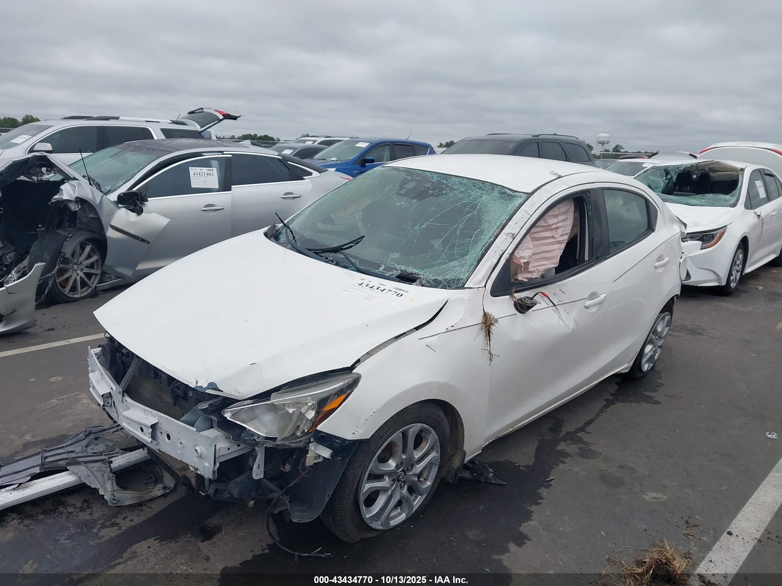TOYOTA YARIS image 6