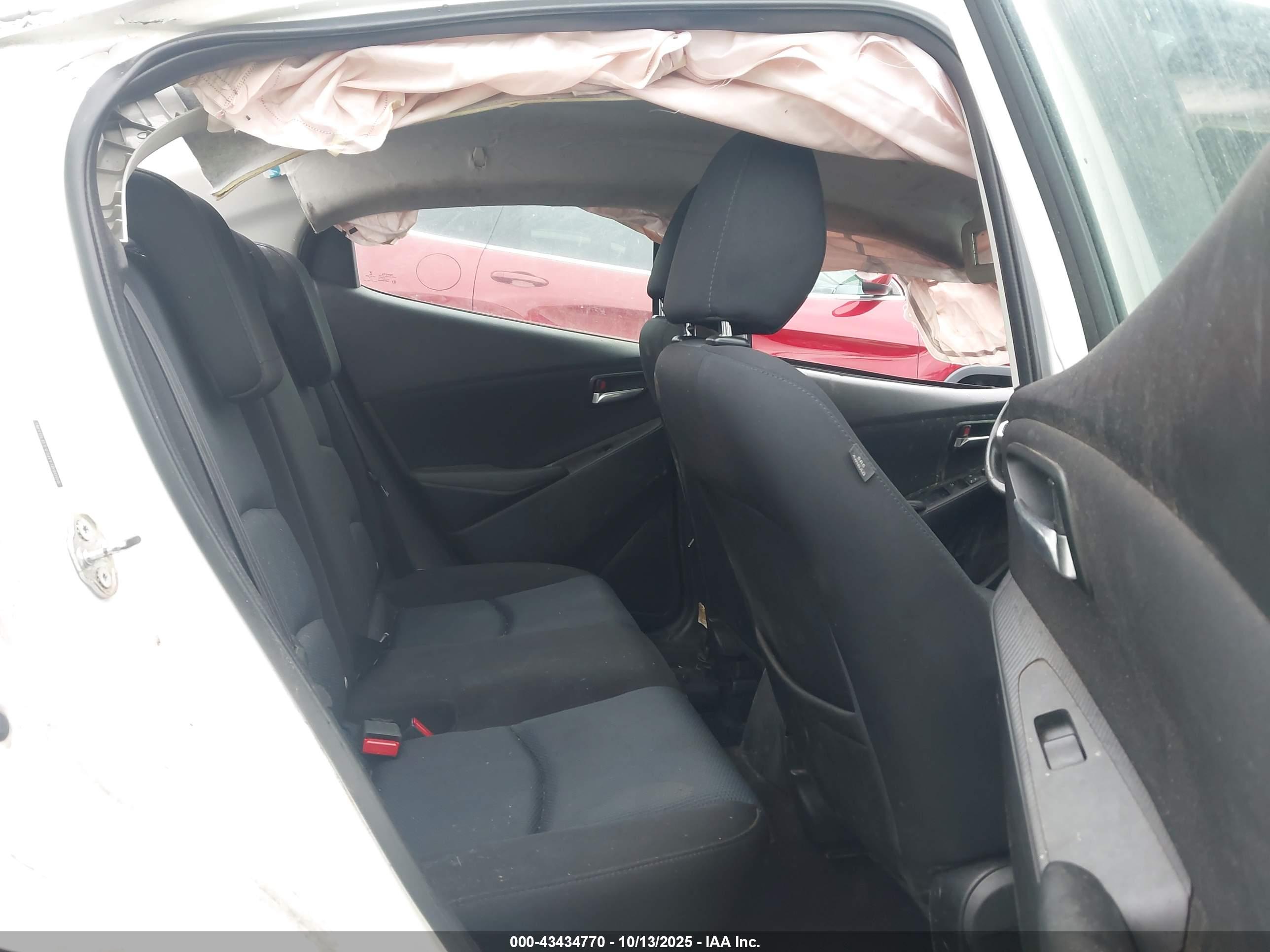 TOYOTA YARIS image 8