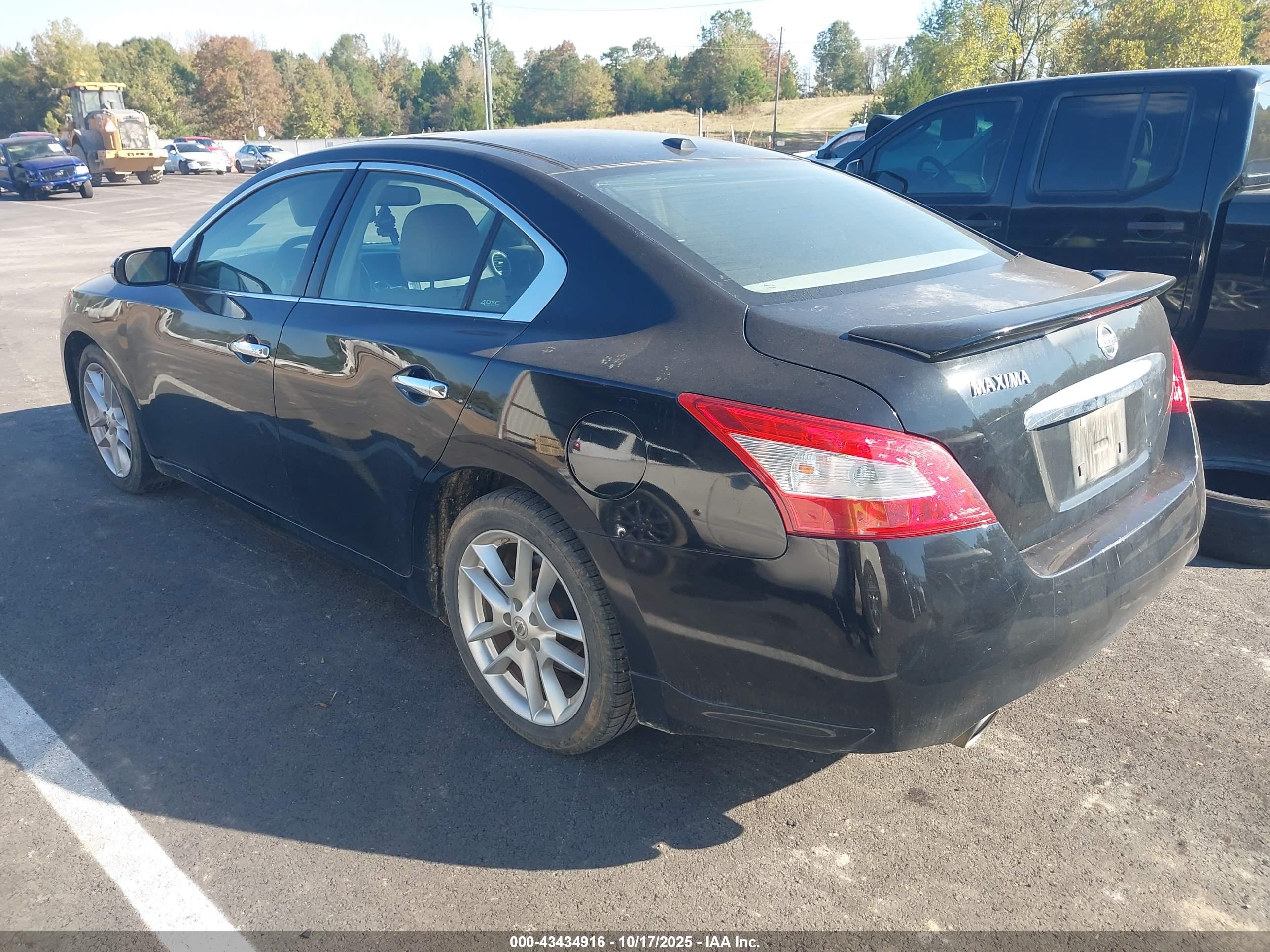 NISSAN MAXIMA image 3