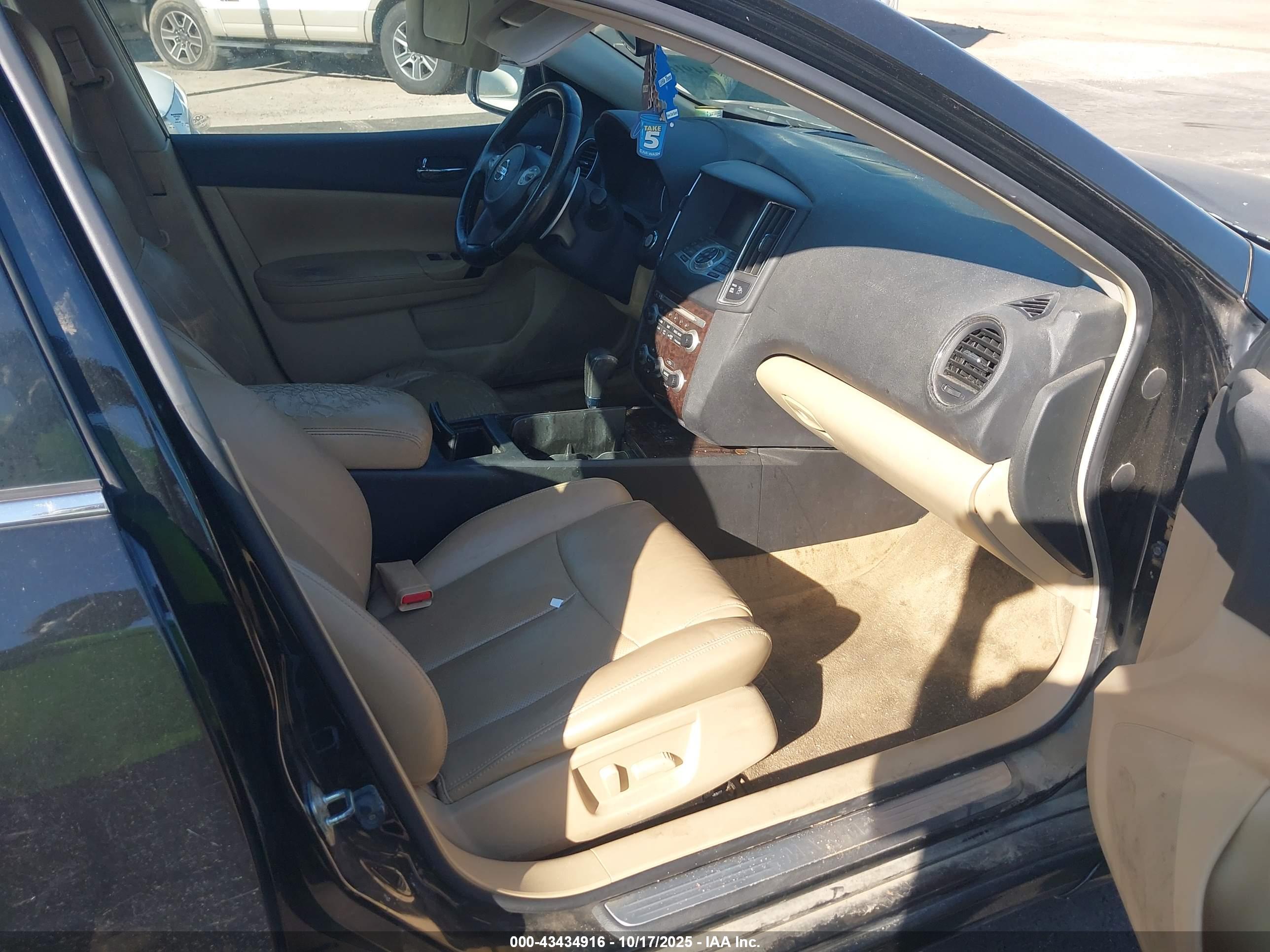 NISSAN MAXIMA image 5