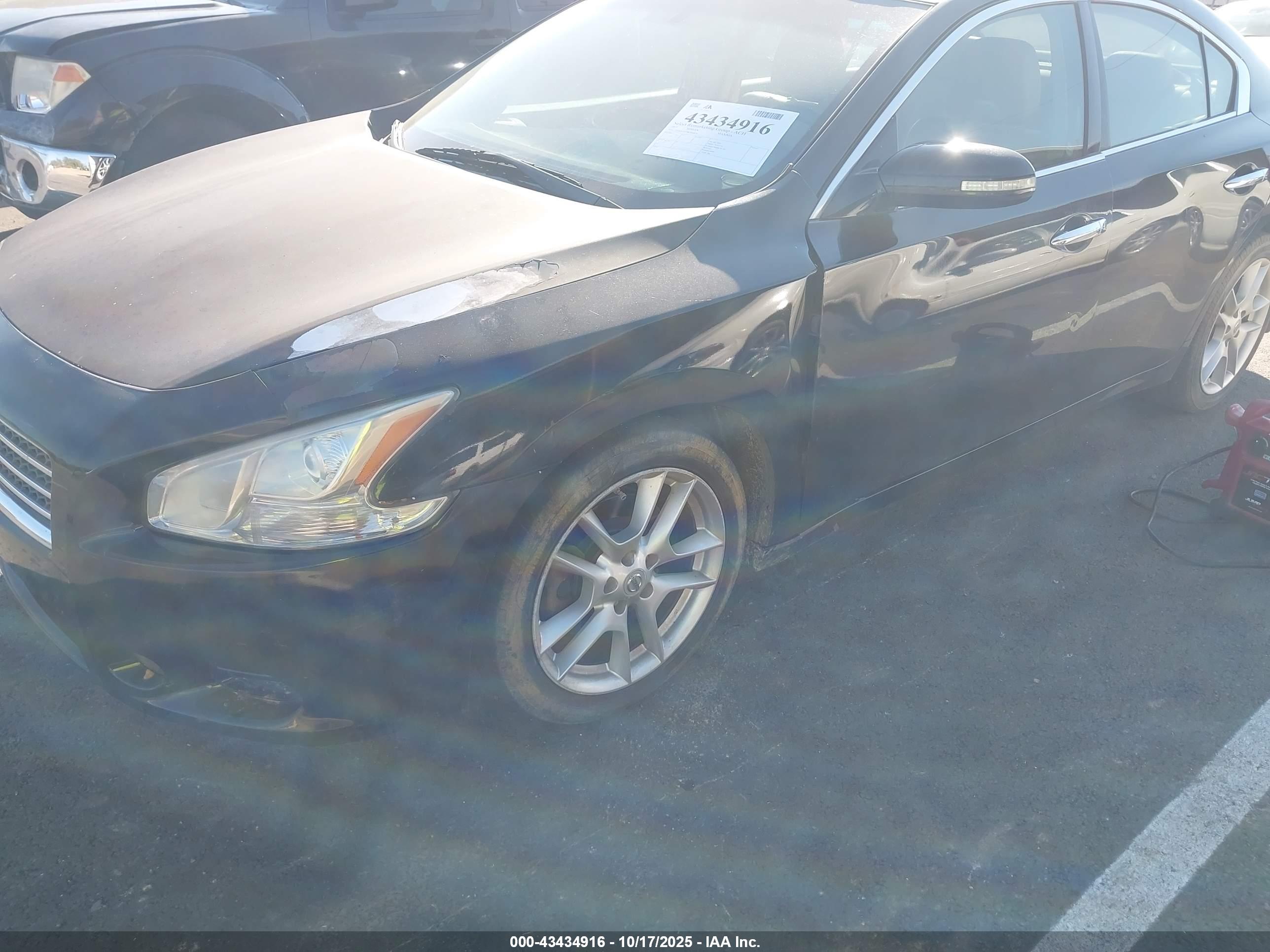 NISSAN MAXIMA image 6