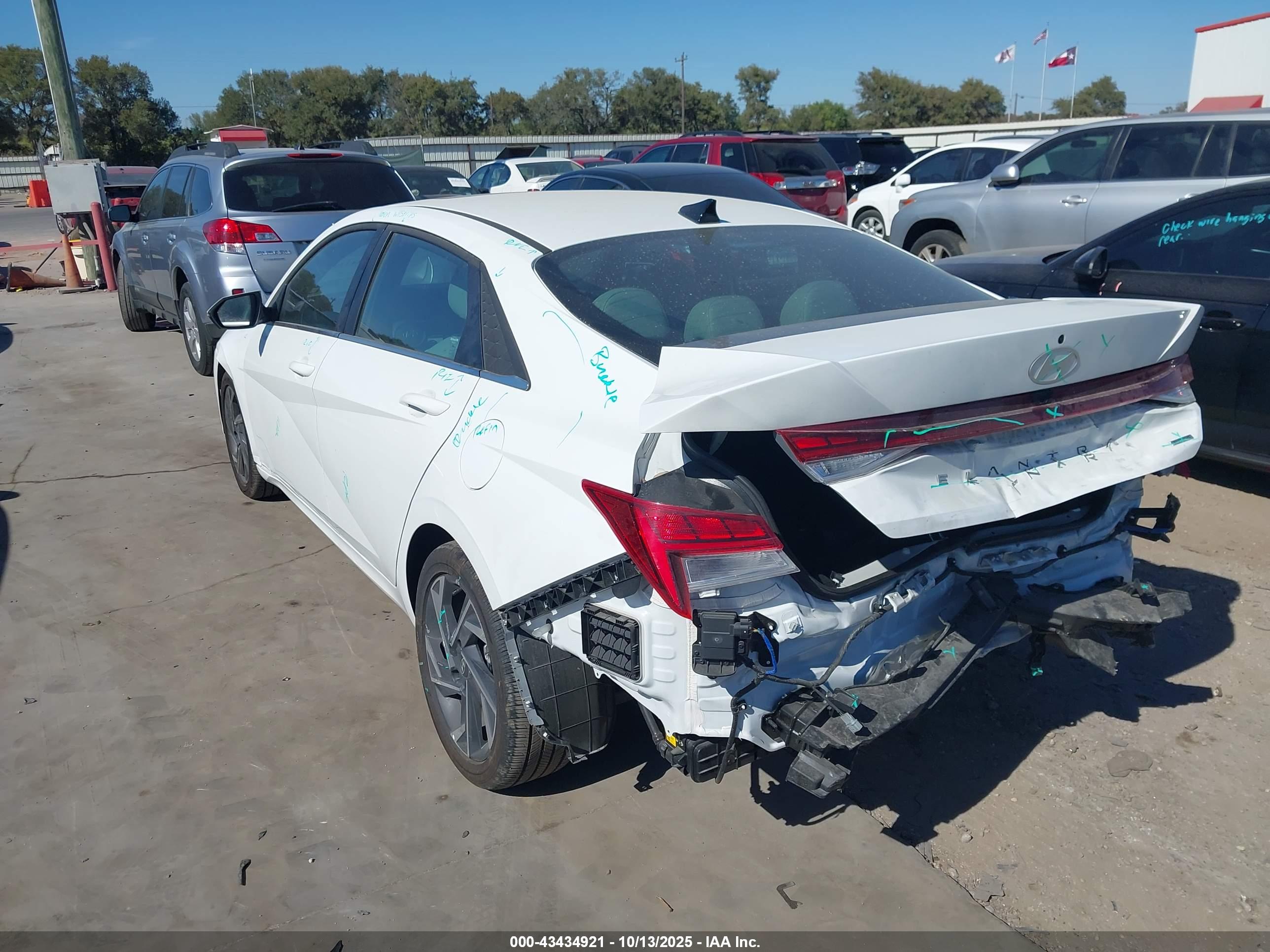 HYUNDAI ELANTRA image 3