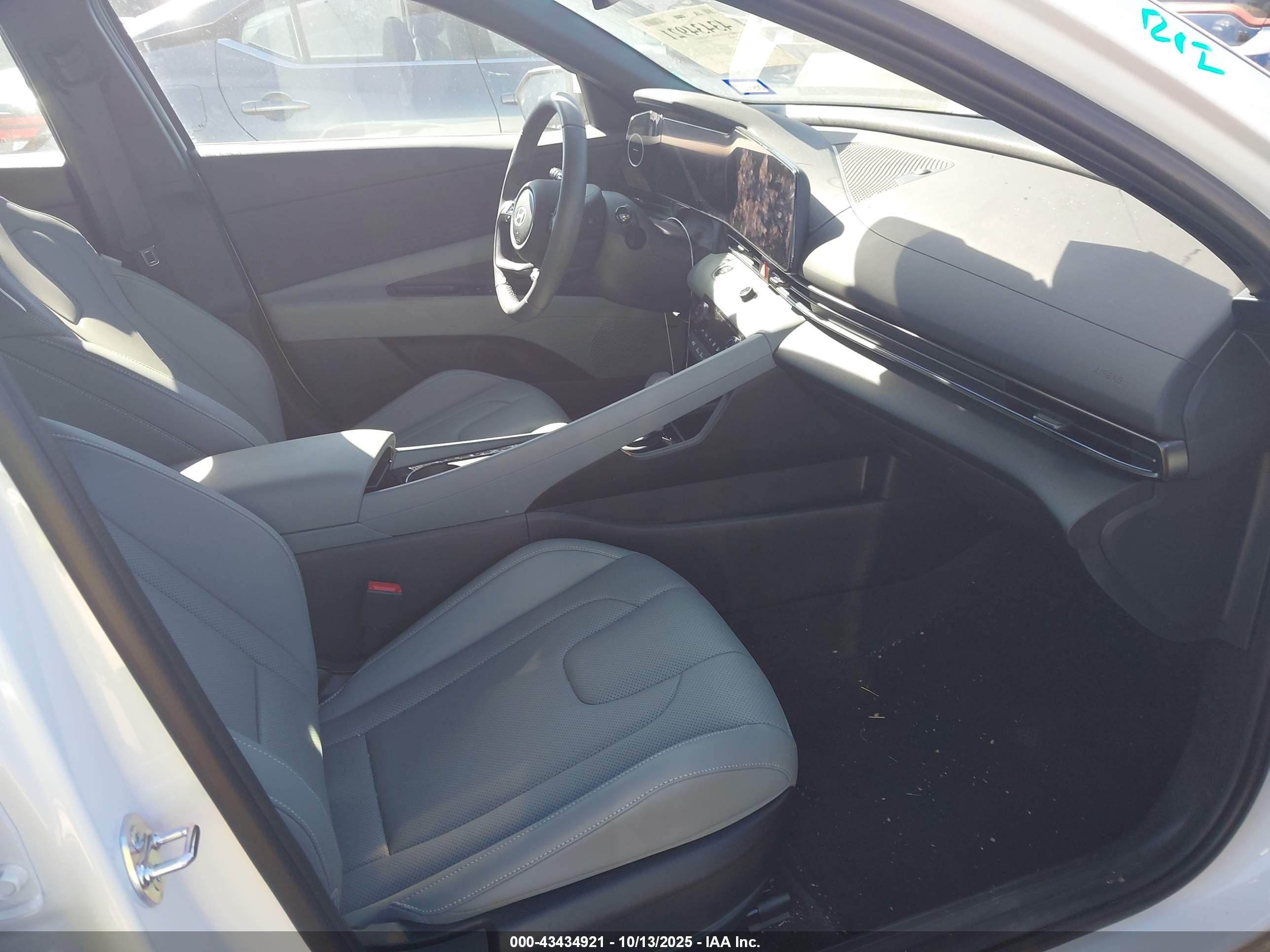HYUNDAI ELANTRA image 5