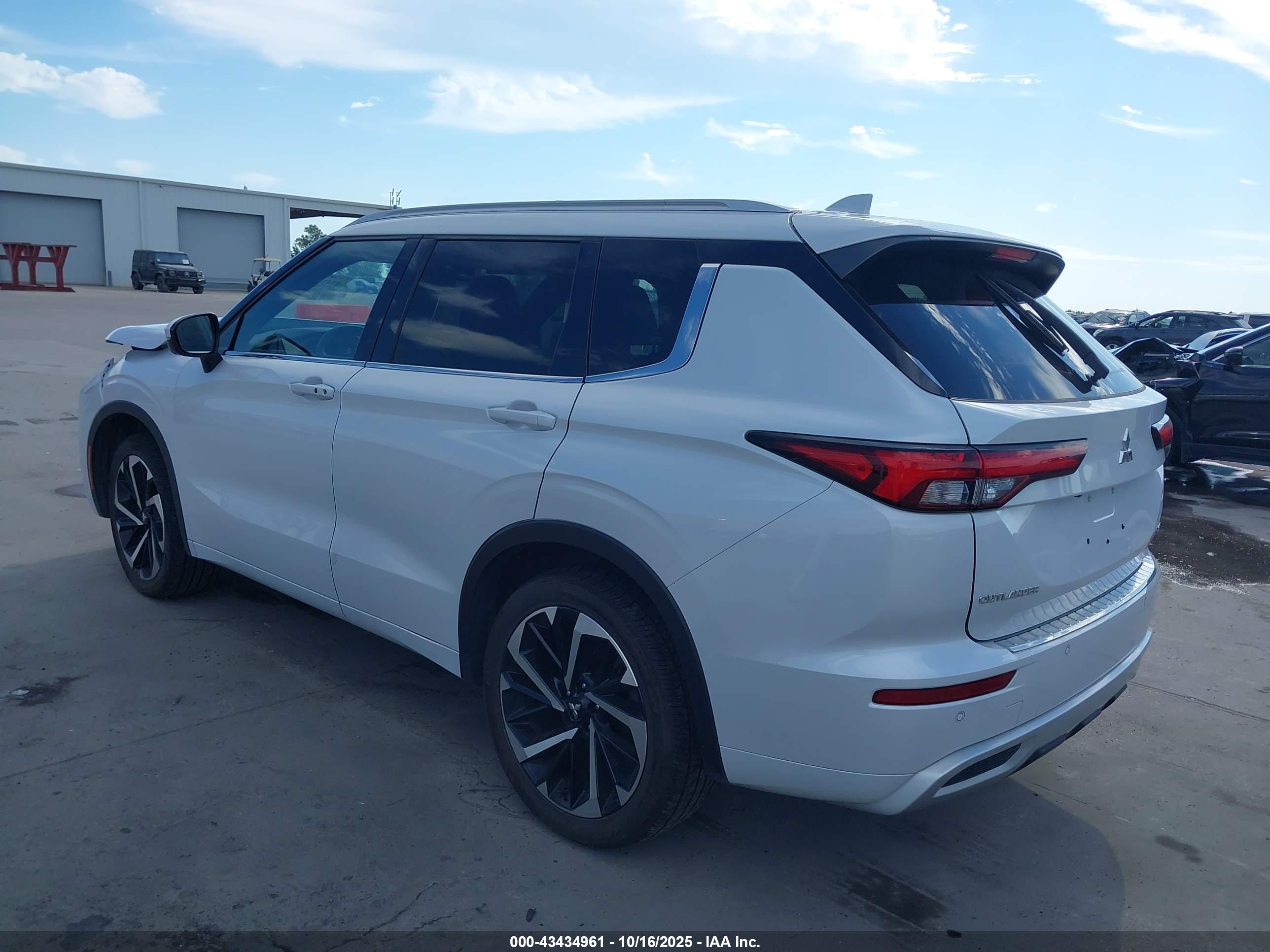 MITSUBISHI OUTLANDER image 3