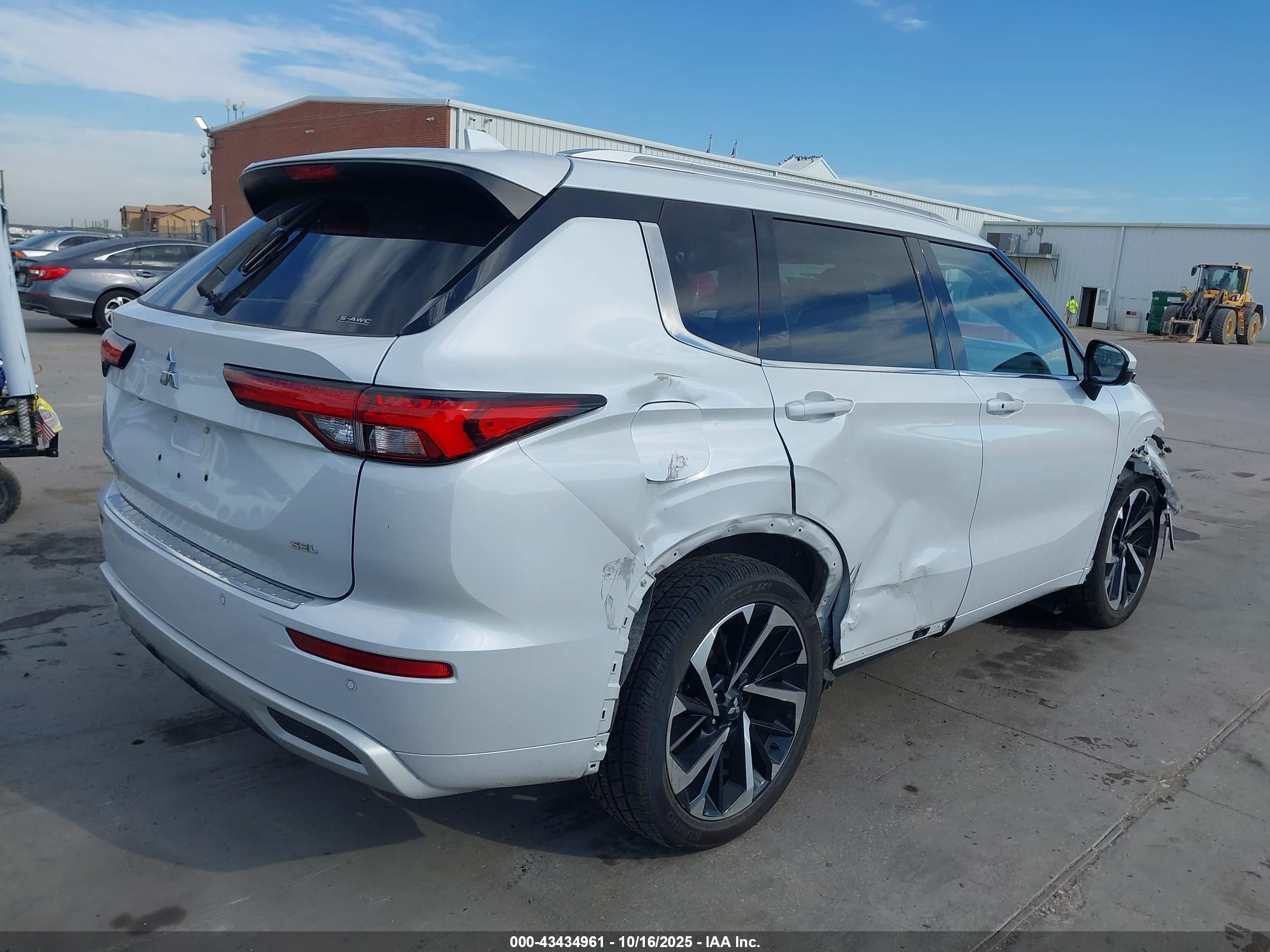 MITSUBISHI OUTLANDER image 4