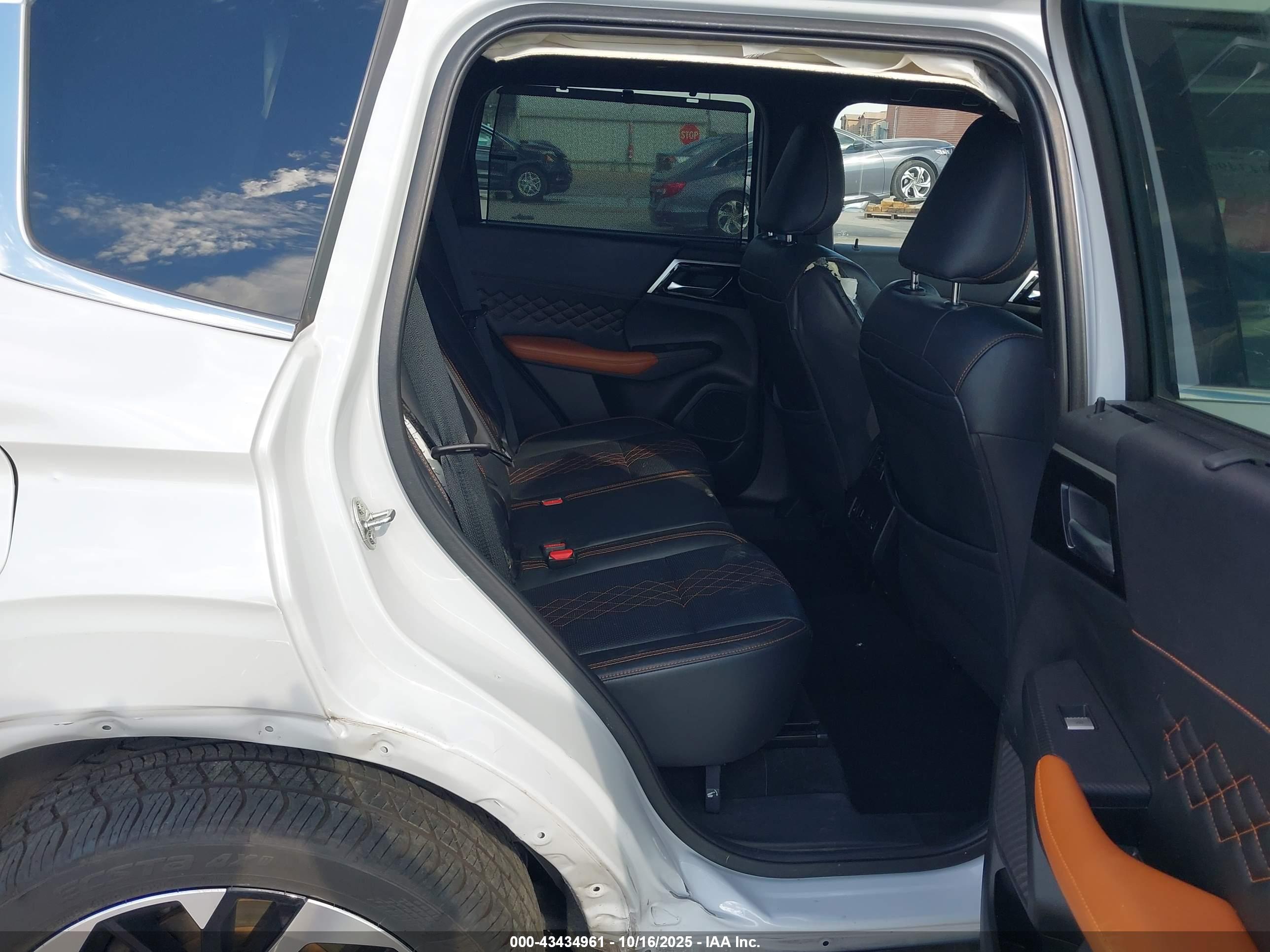 MITSUBISHI OUTLANDER image 8