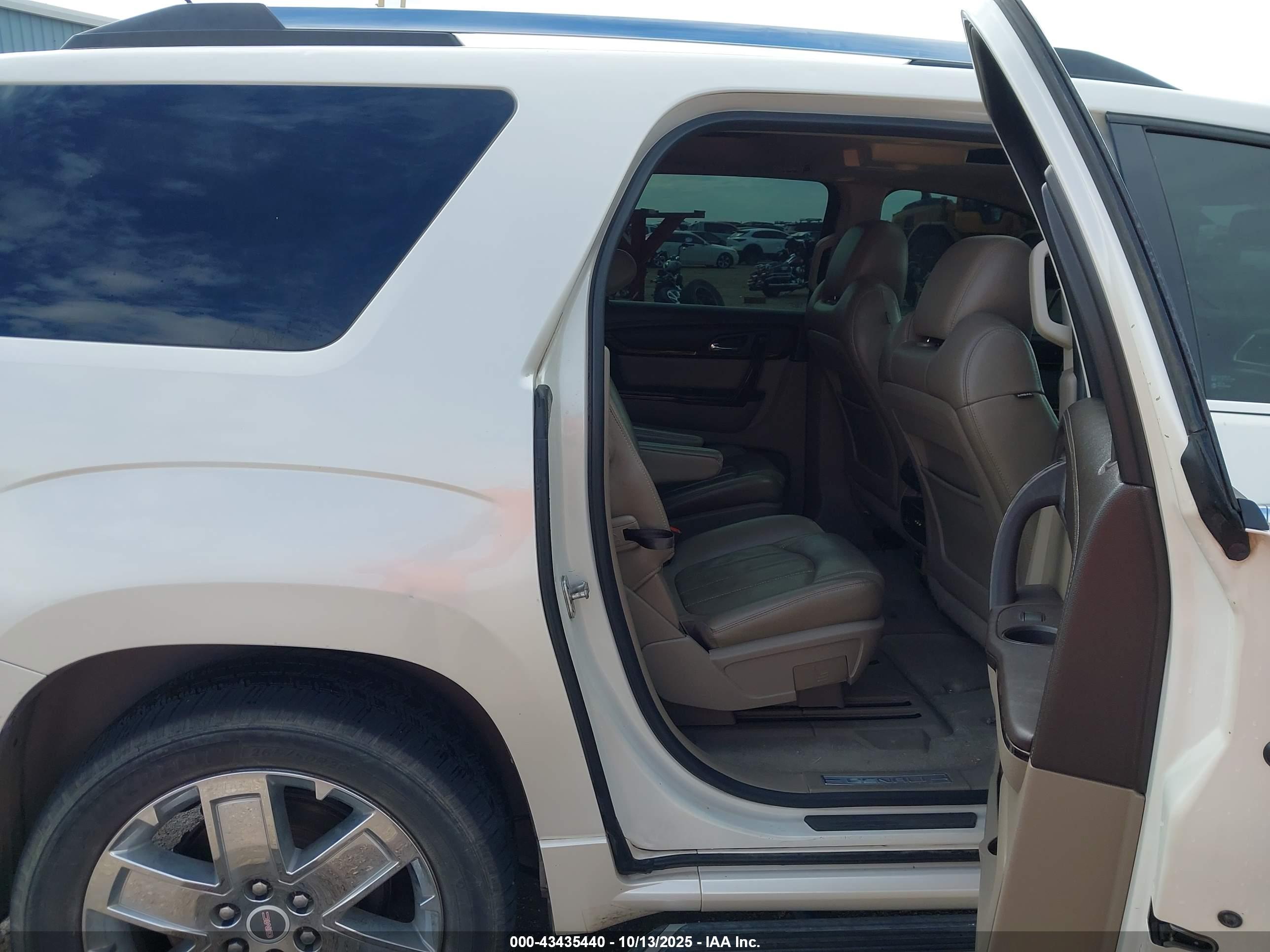 GMC ACADIA image 8