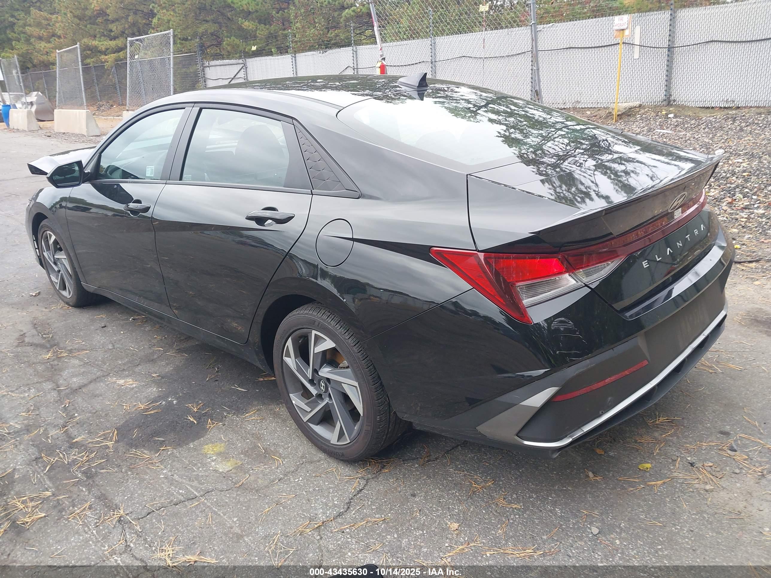 HYUNDAI ELANTRA image 3