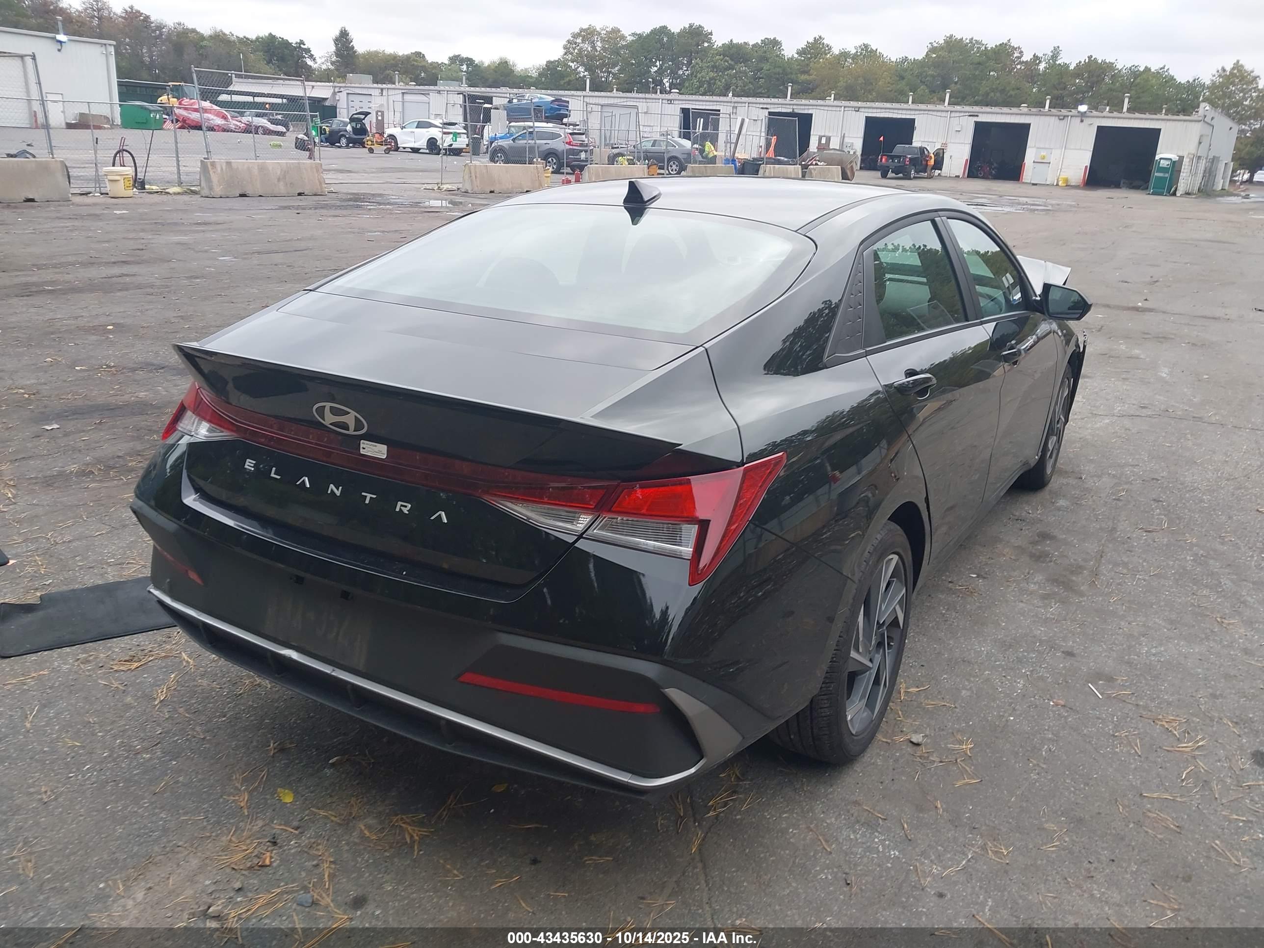 HYUNDAI ELANTRA image 4