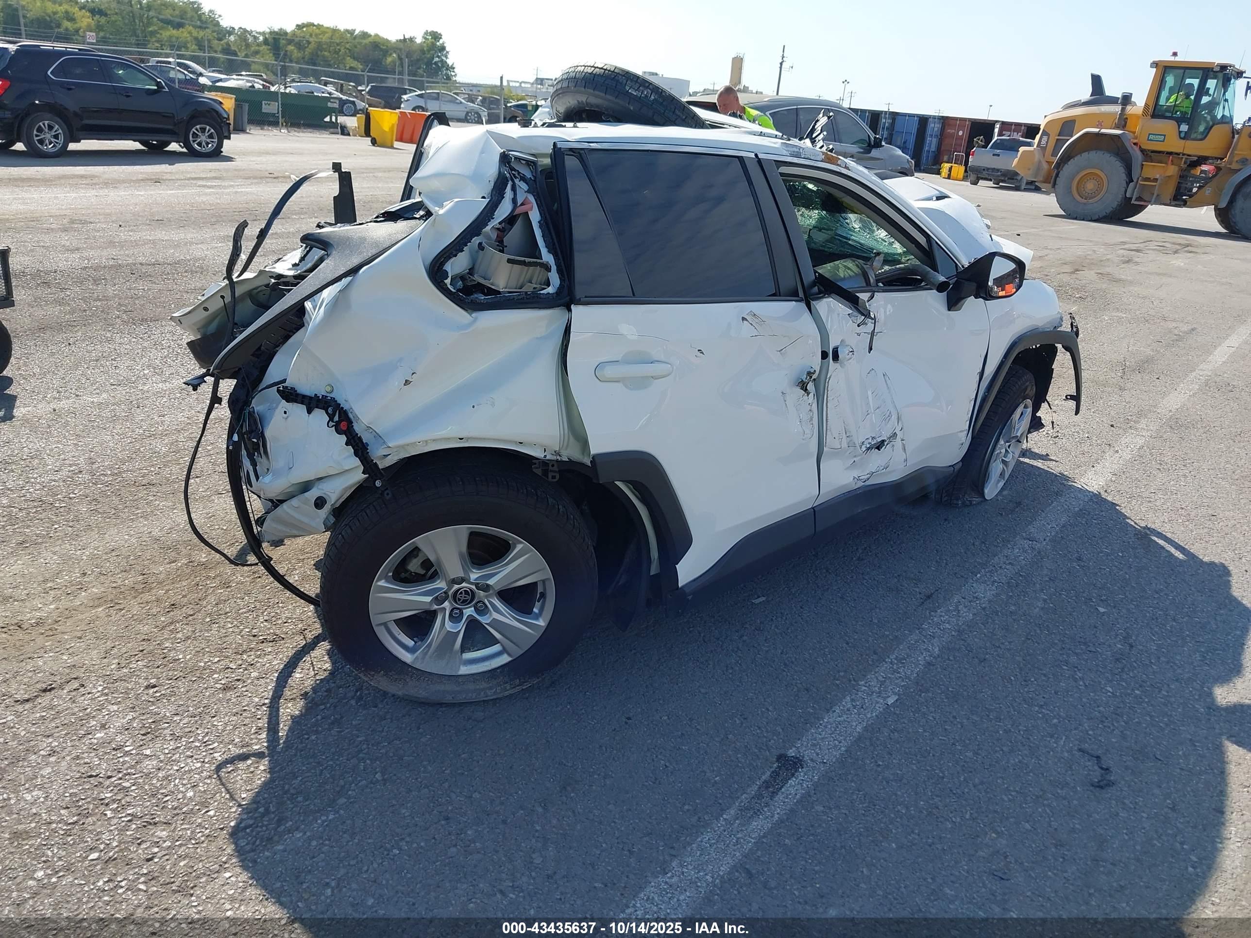 TOYOTA RAV4 image 4