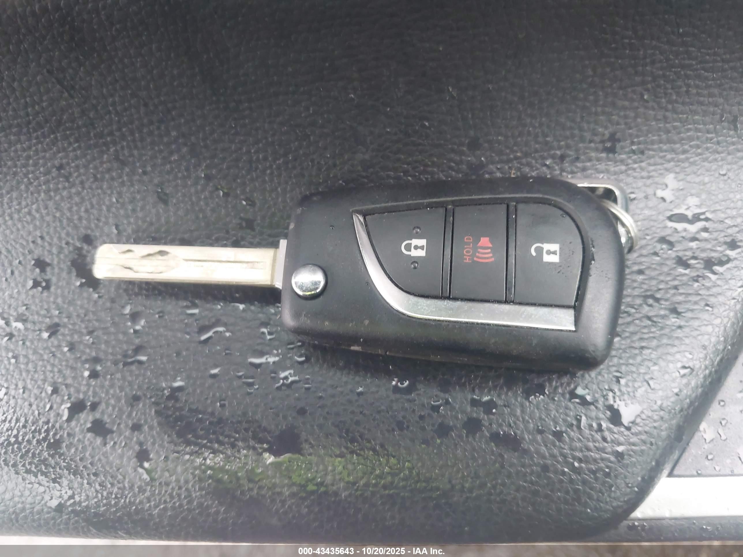 TOYOTA RAV4 image 11
