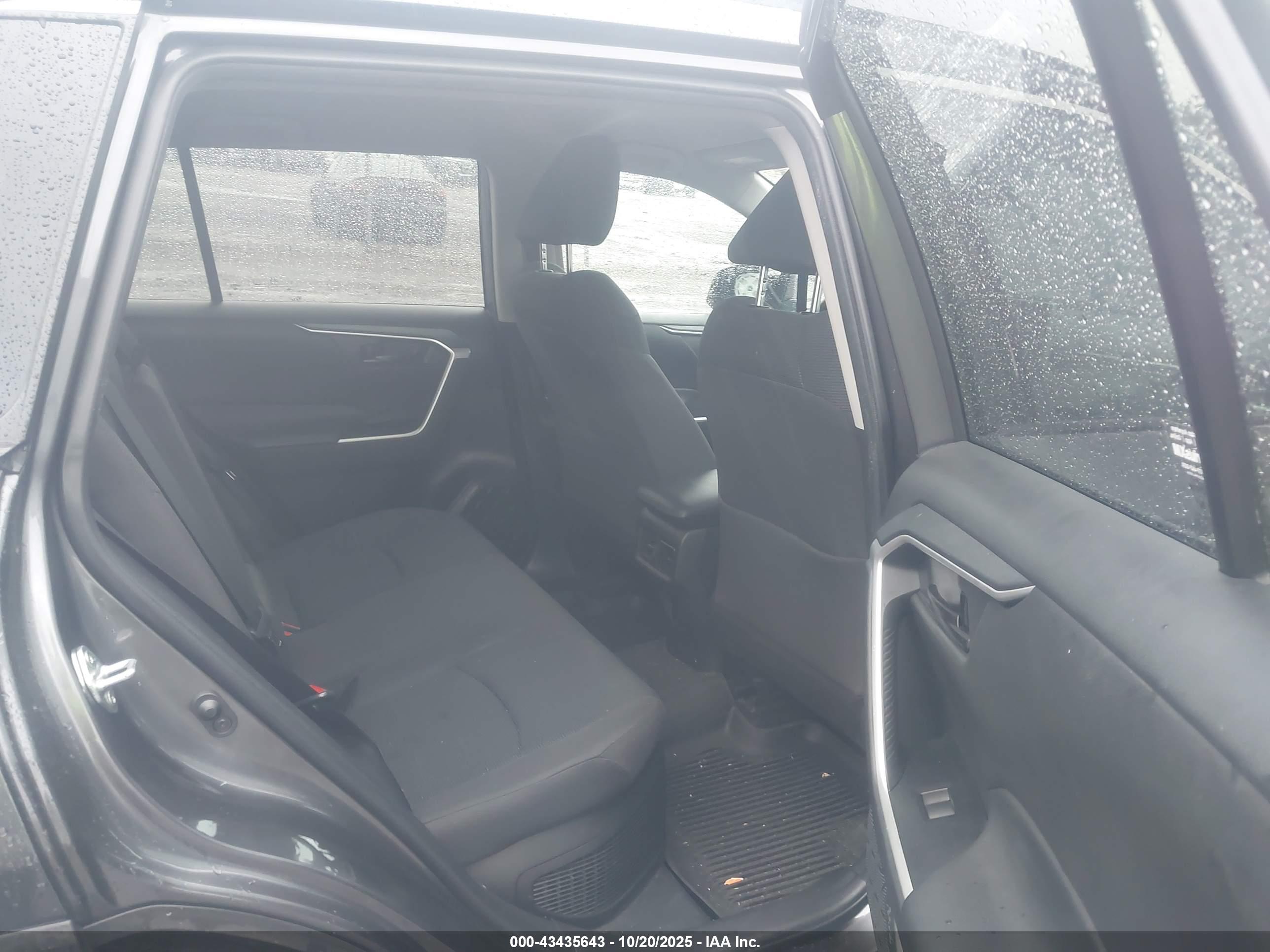 TOYOTA RAV4 image 8