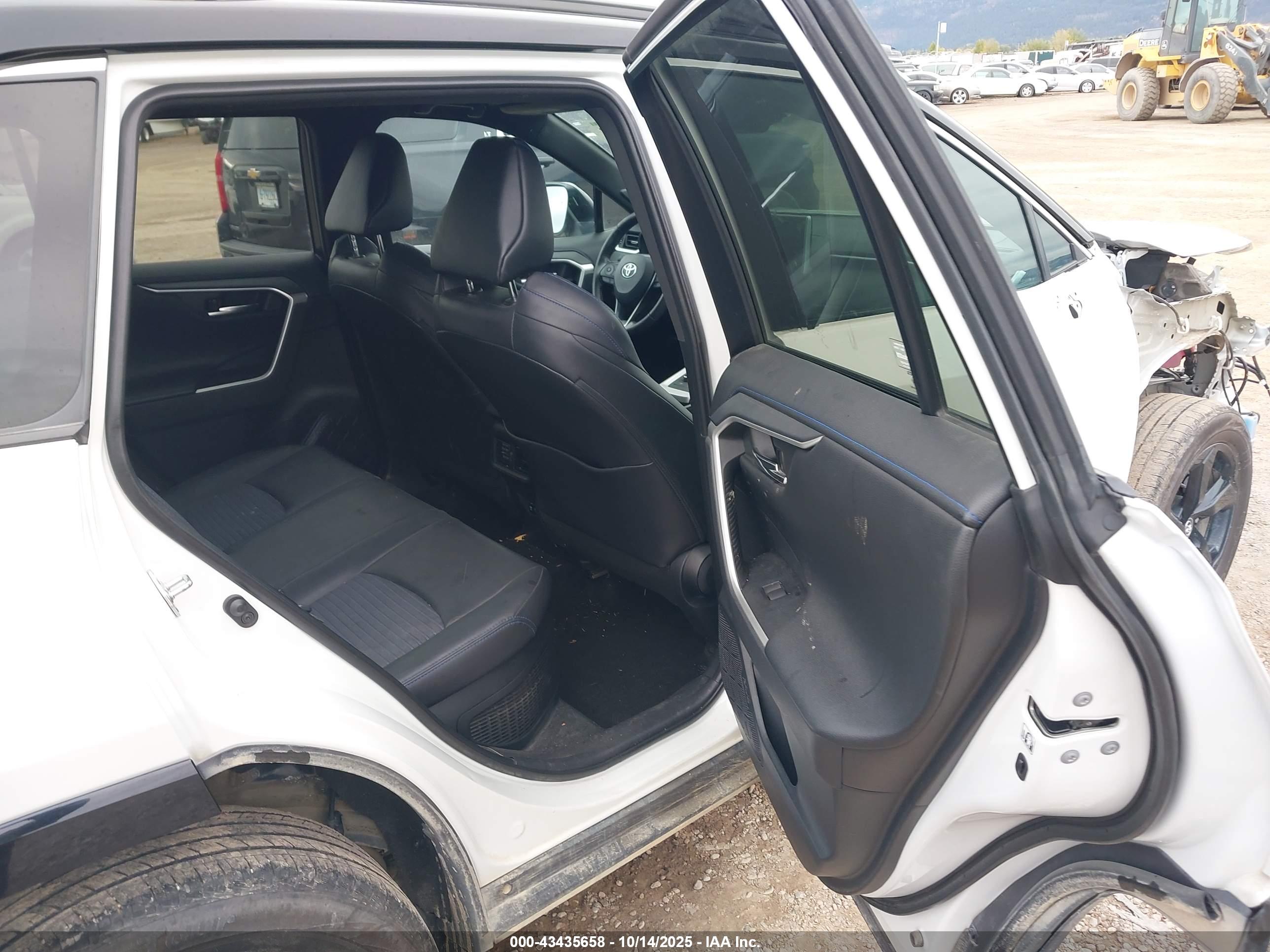 TOYOTA RAV4 image 8