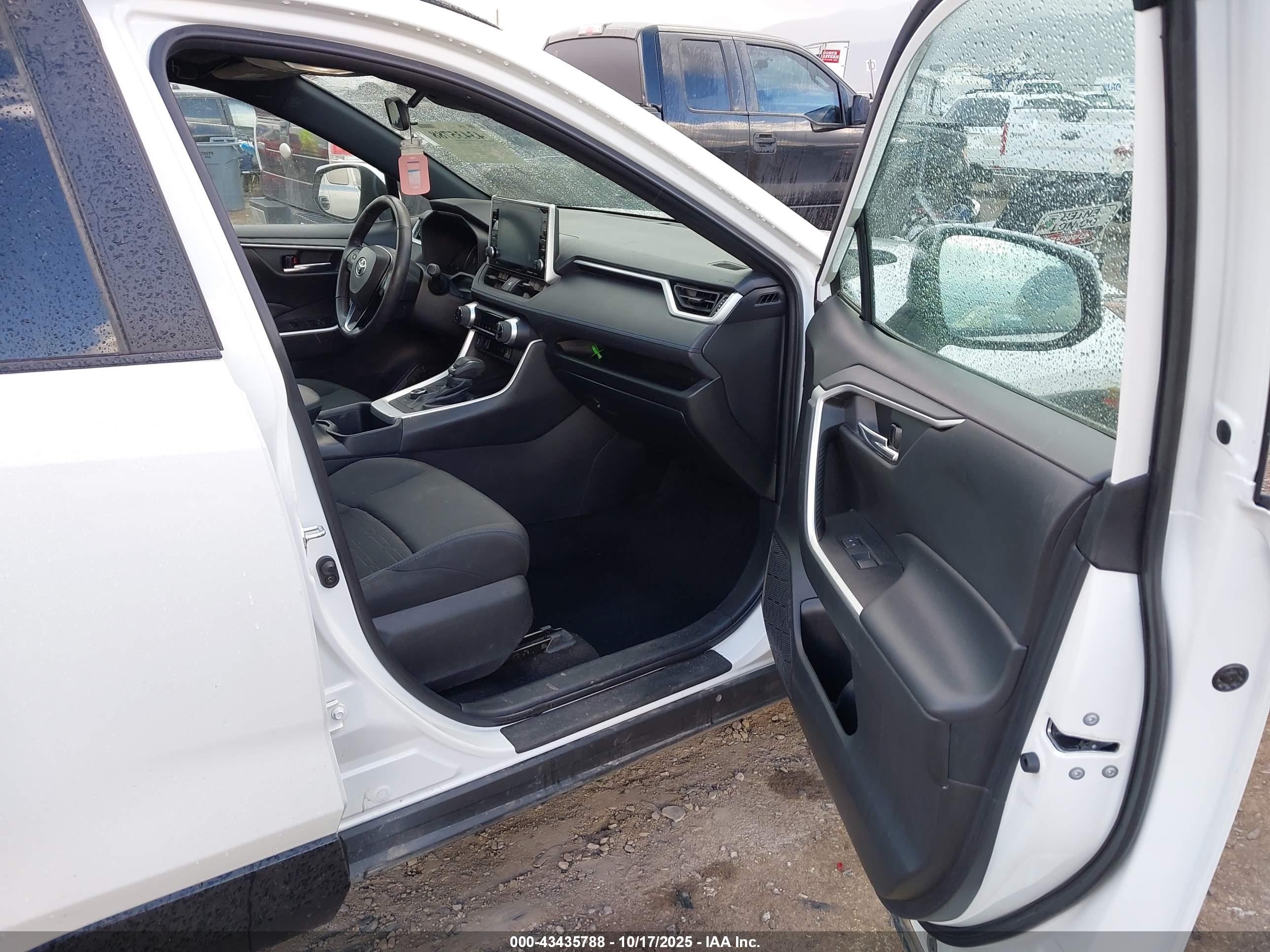 TOYOTA RAV4 image 5