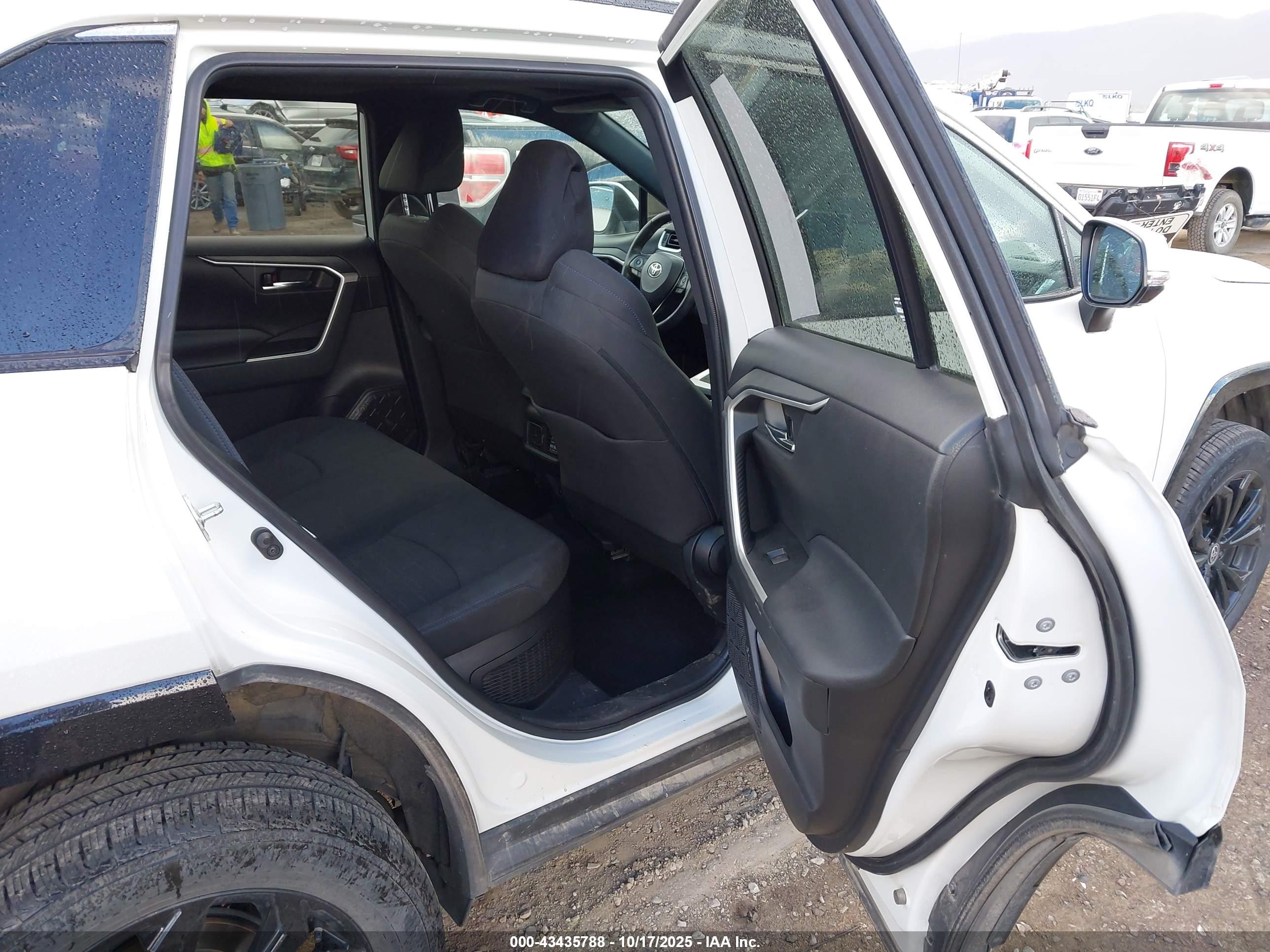 TOYOTA RAV4 image 8