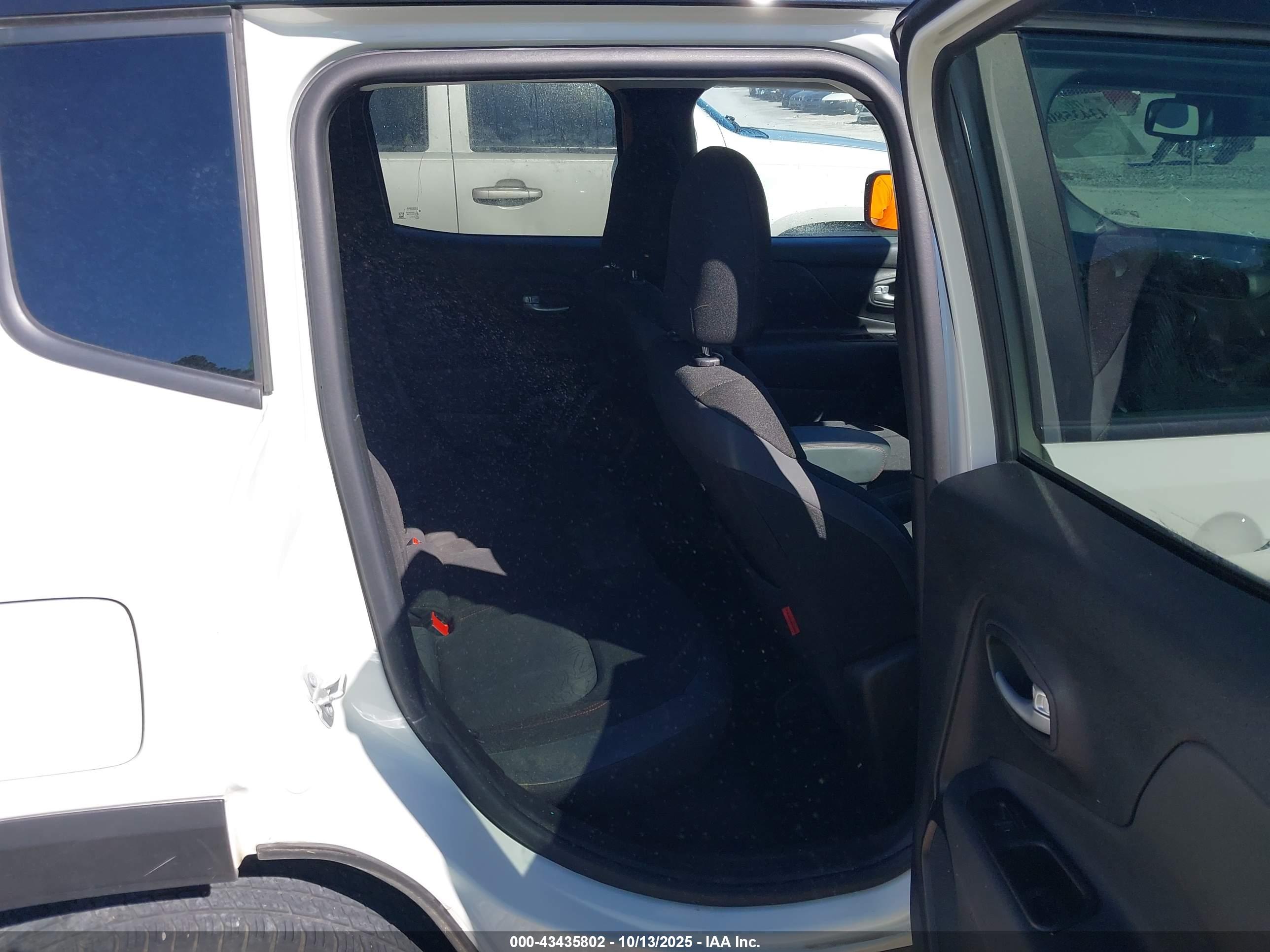 JEEP RENEGADE image 8