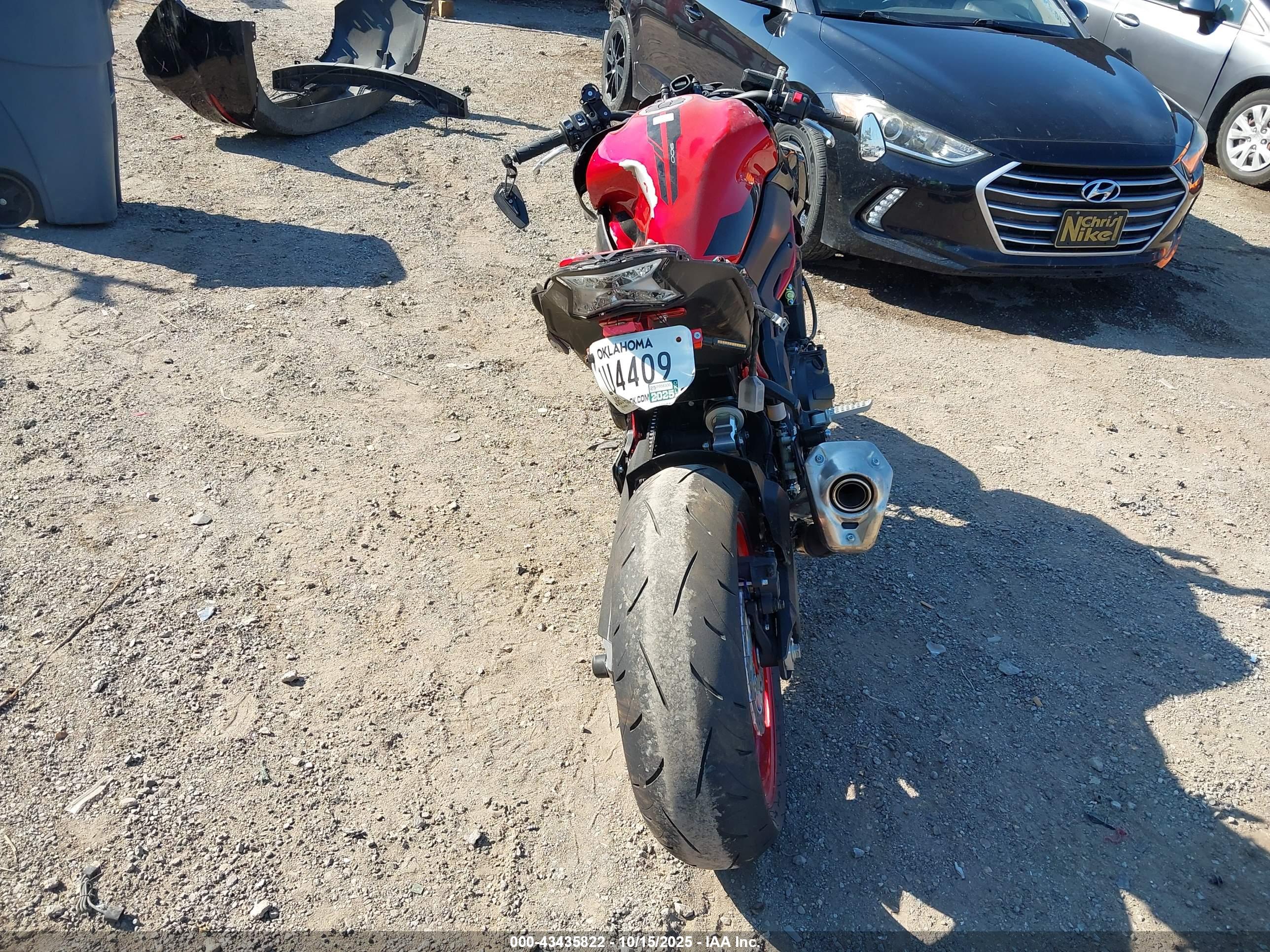 KAWASAKI ZR900 image 6