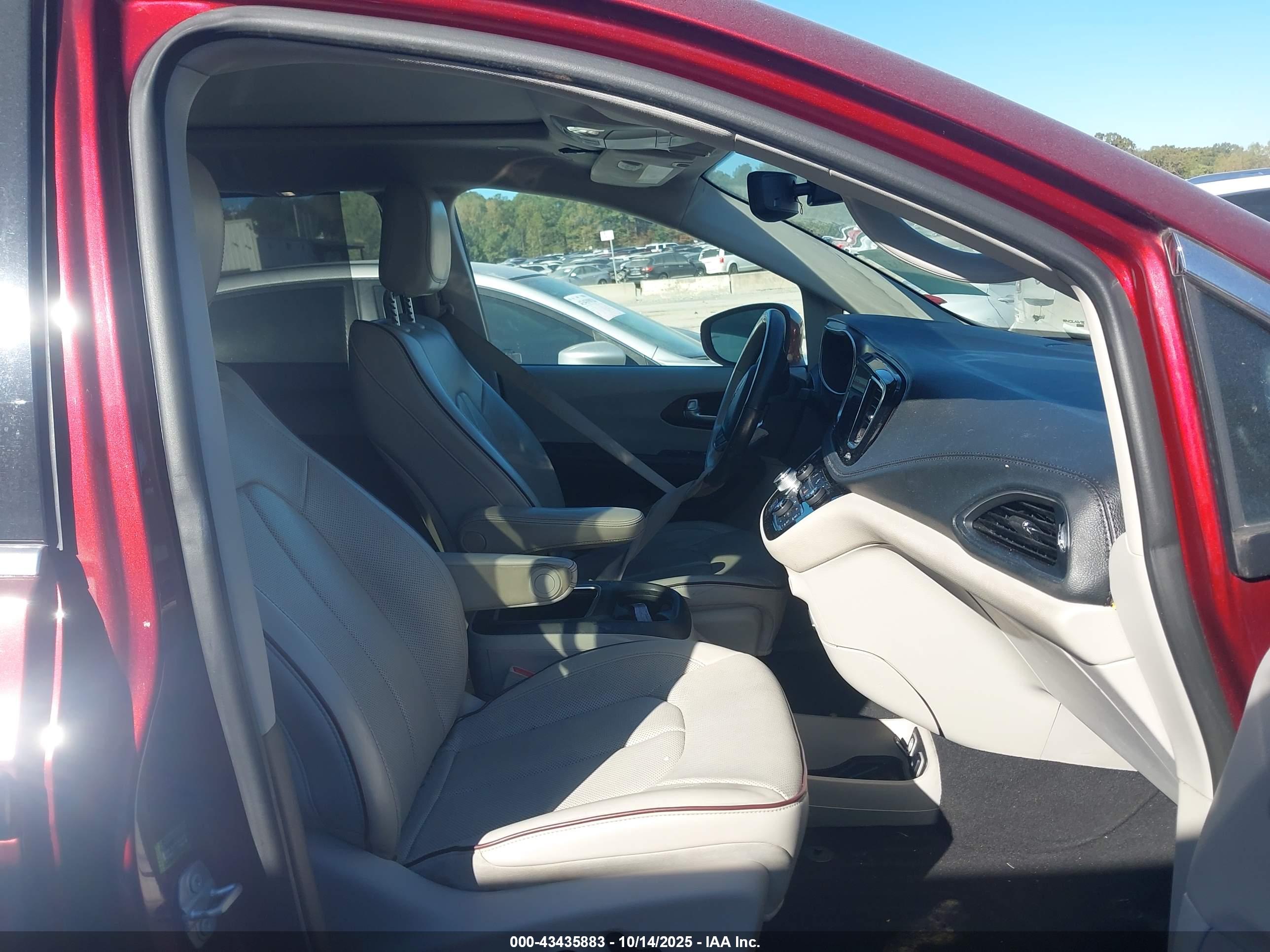 CHRYSLER PACIFICA image 5