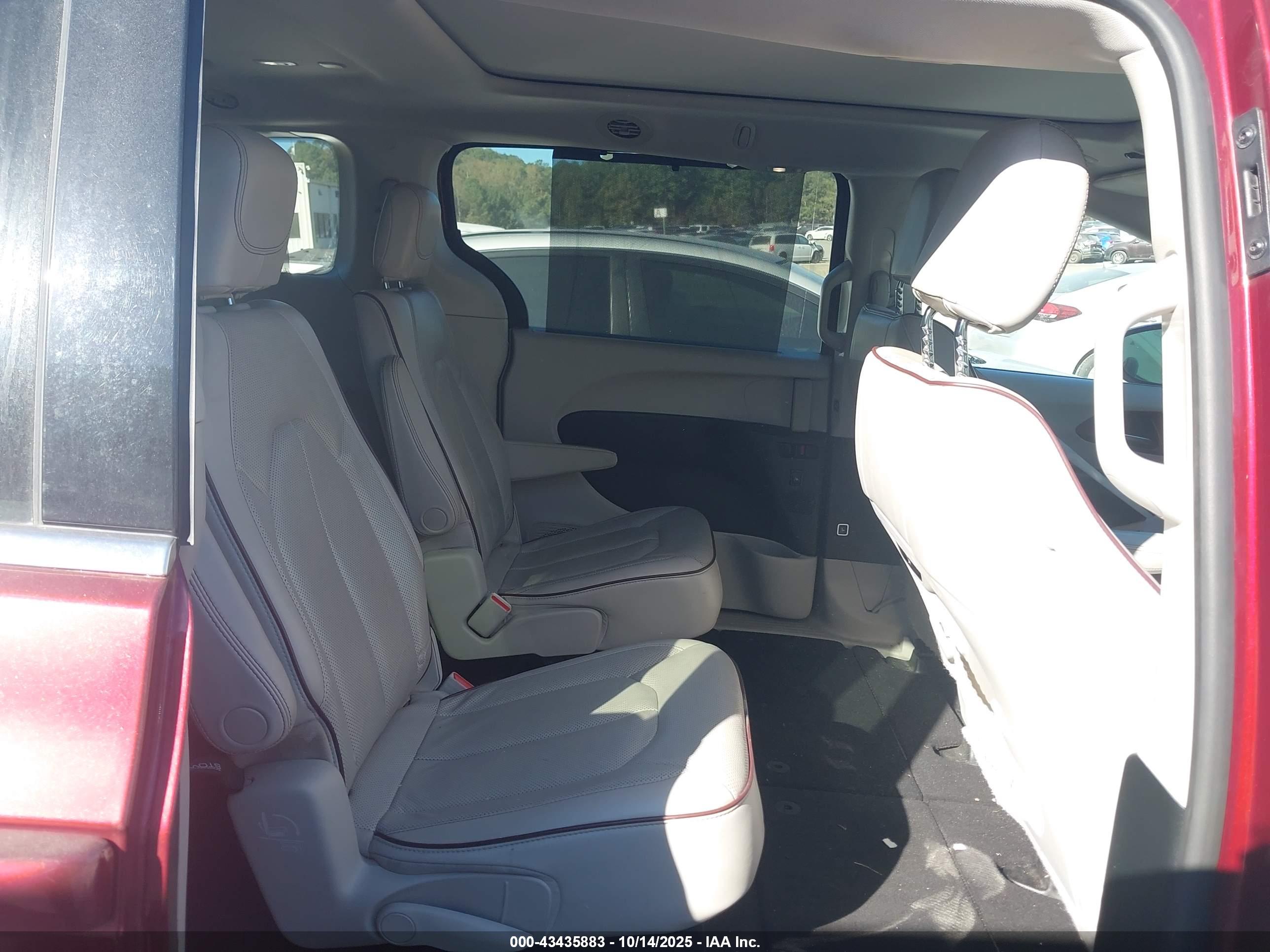 CHRYSLER PACIFICA image 8