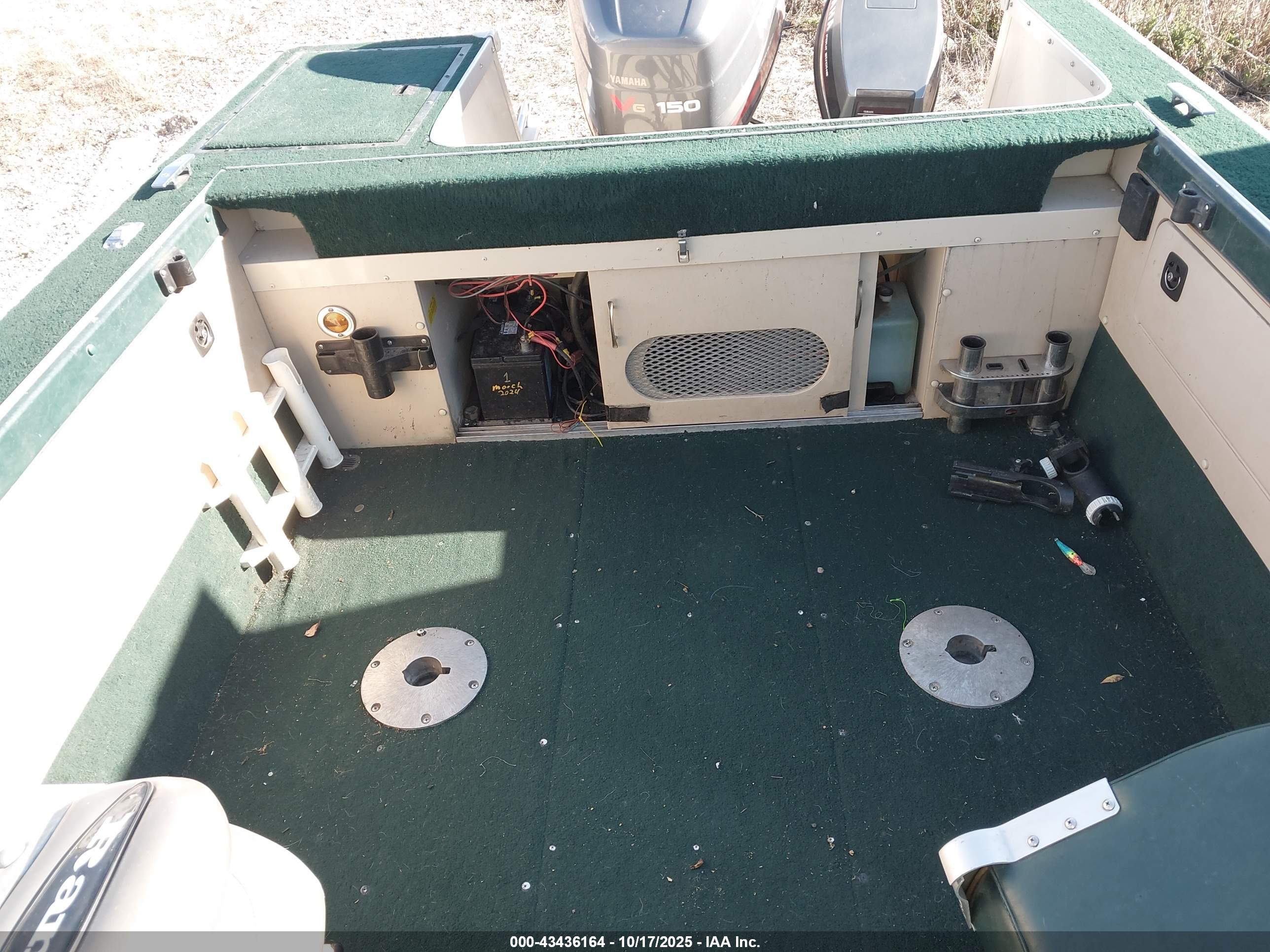 ALUMACRAFT BOAT image 8