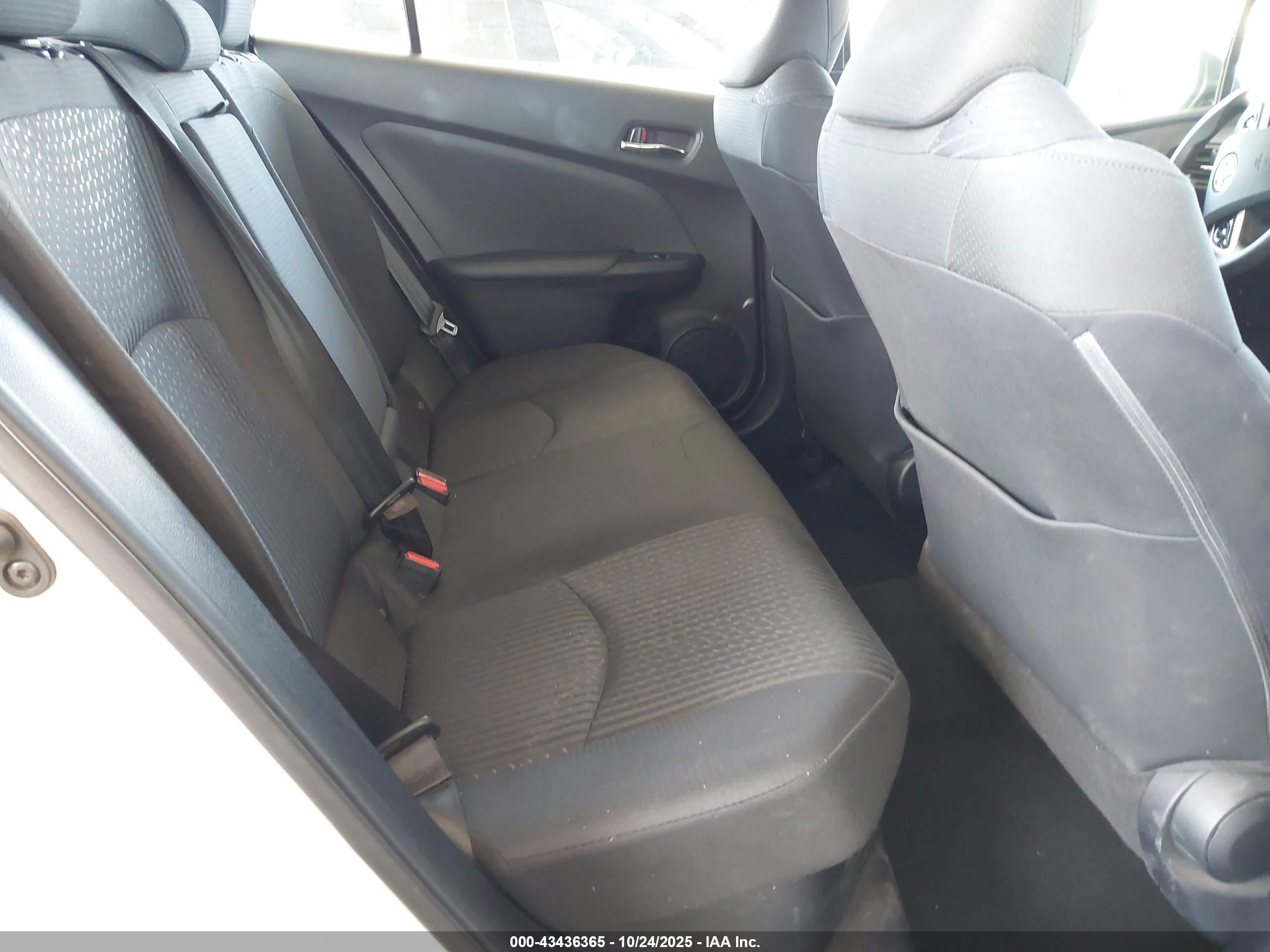 TOYOTA PRIUS image 8