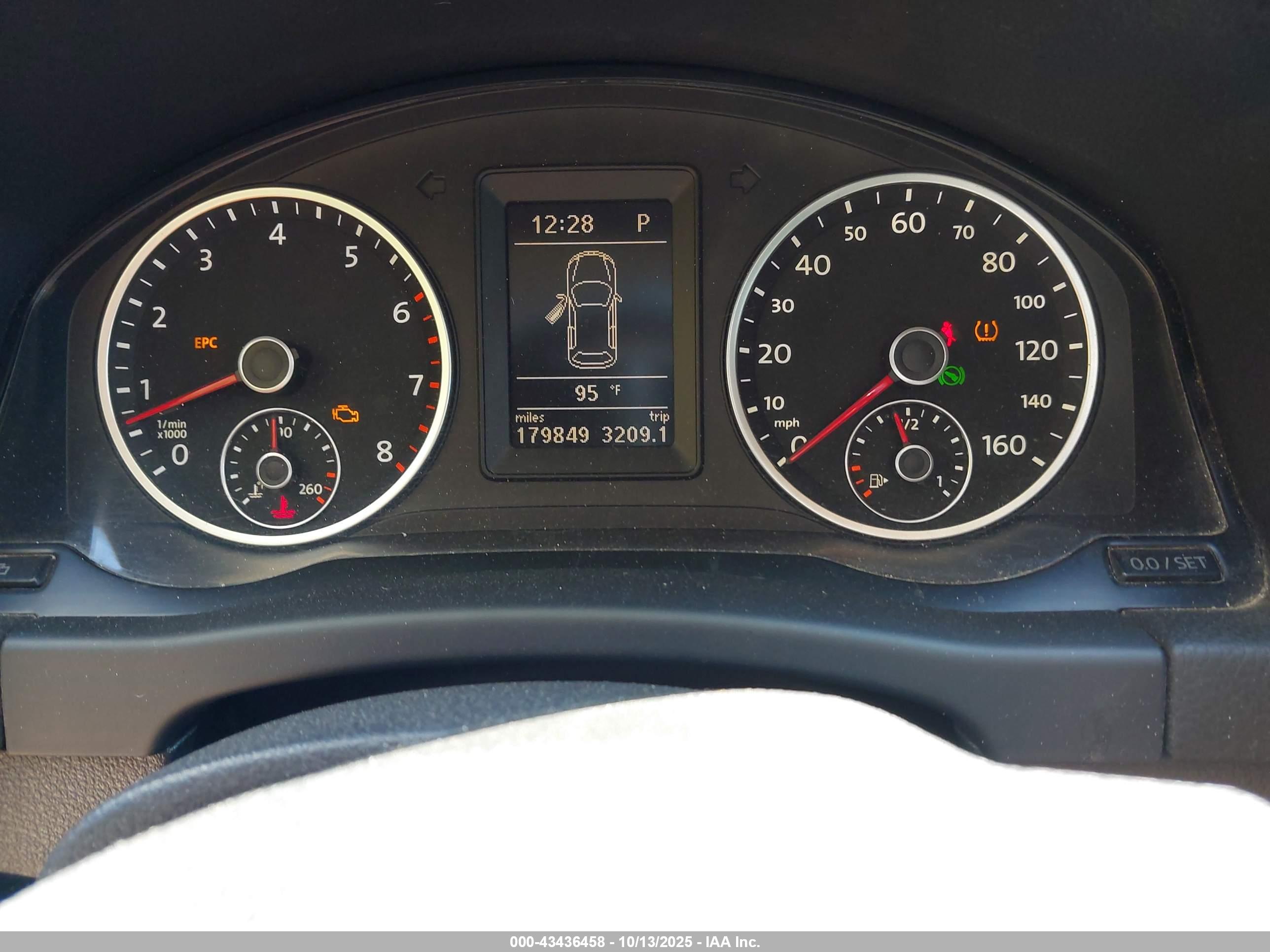 VOLKSWAGEN TIGUAN image 7