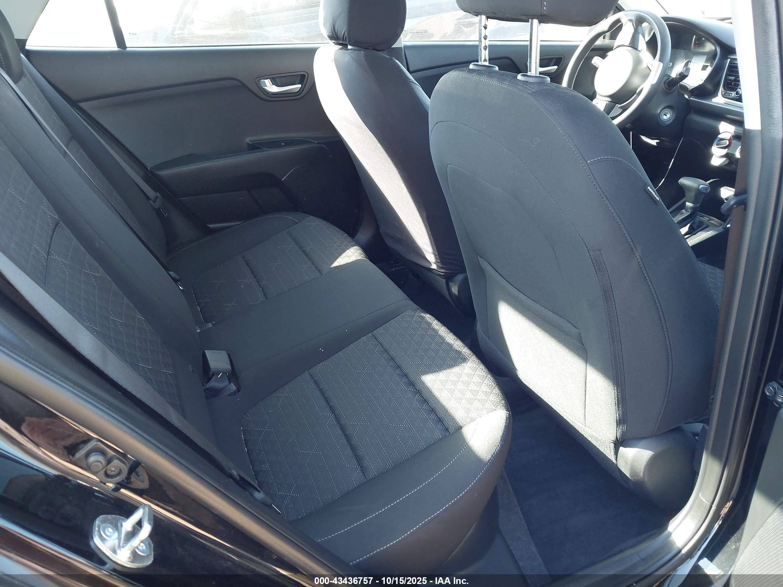 KIA RIO image 8