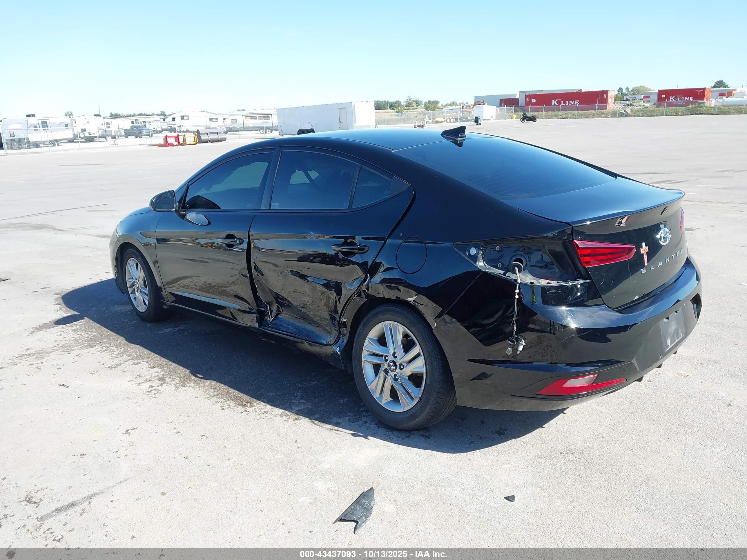 HYUNDAI ELANTRA image 3
