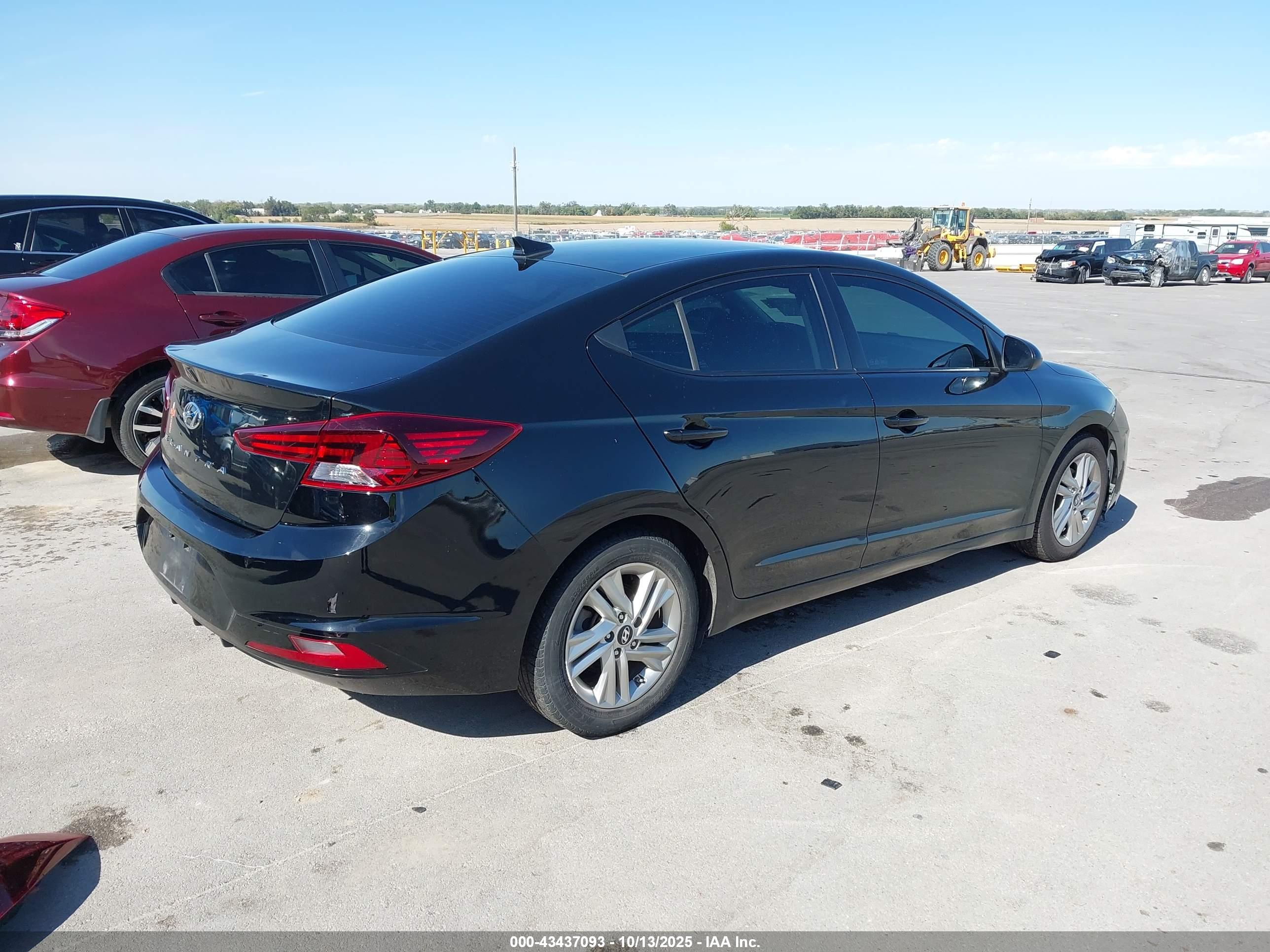 HYUNDAI ELANTRA image 4
