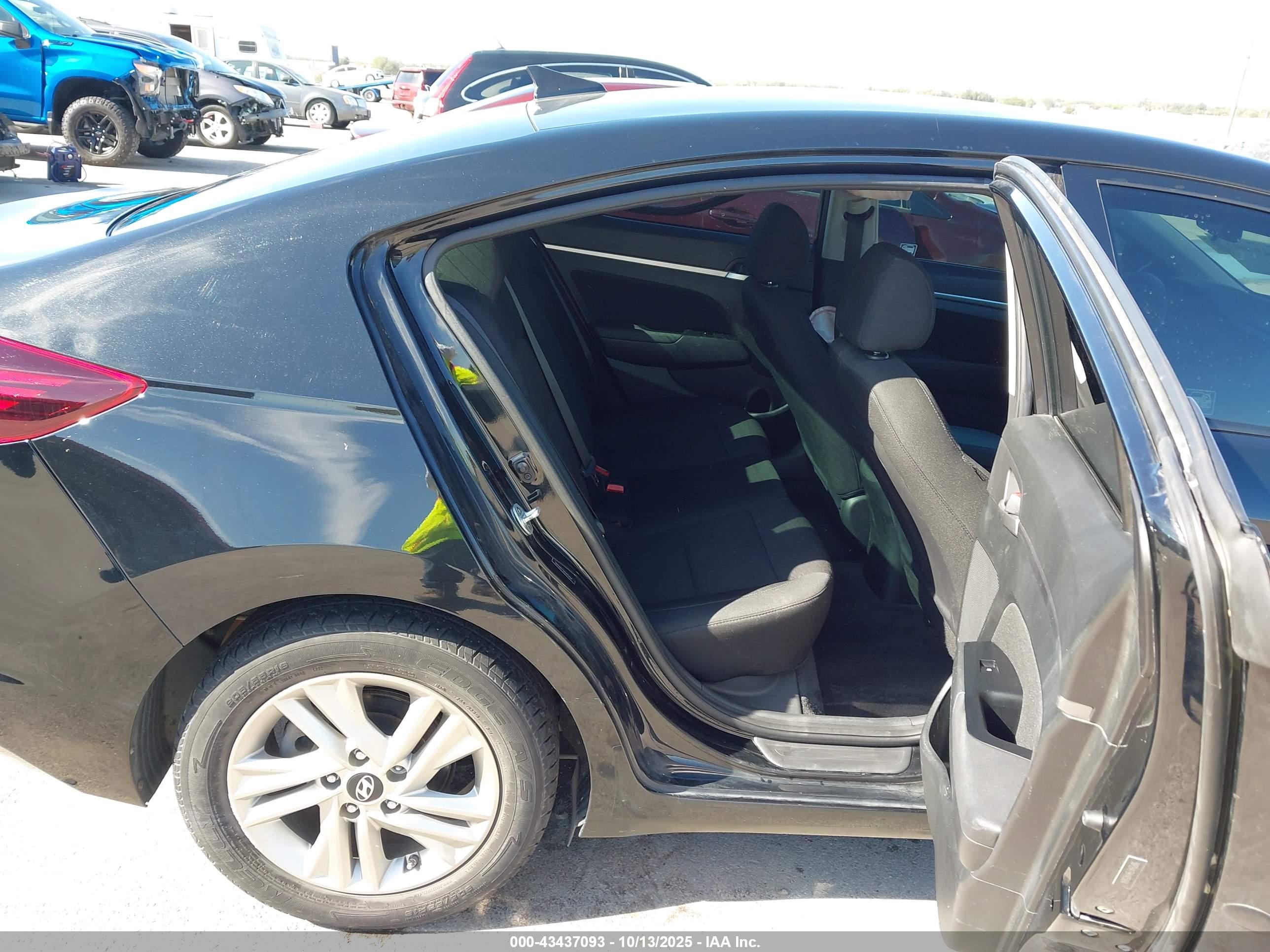 HYUNDAI ELANTRA image 8