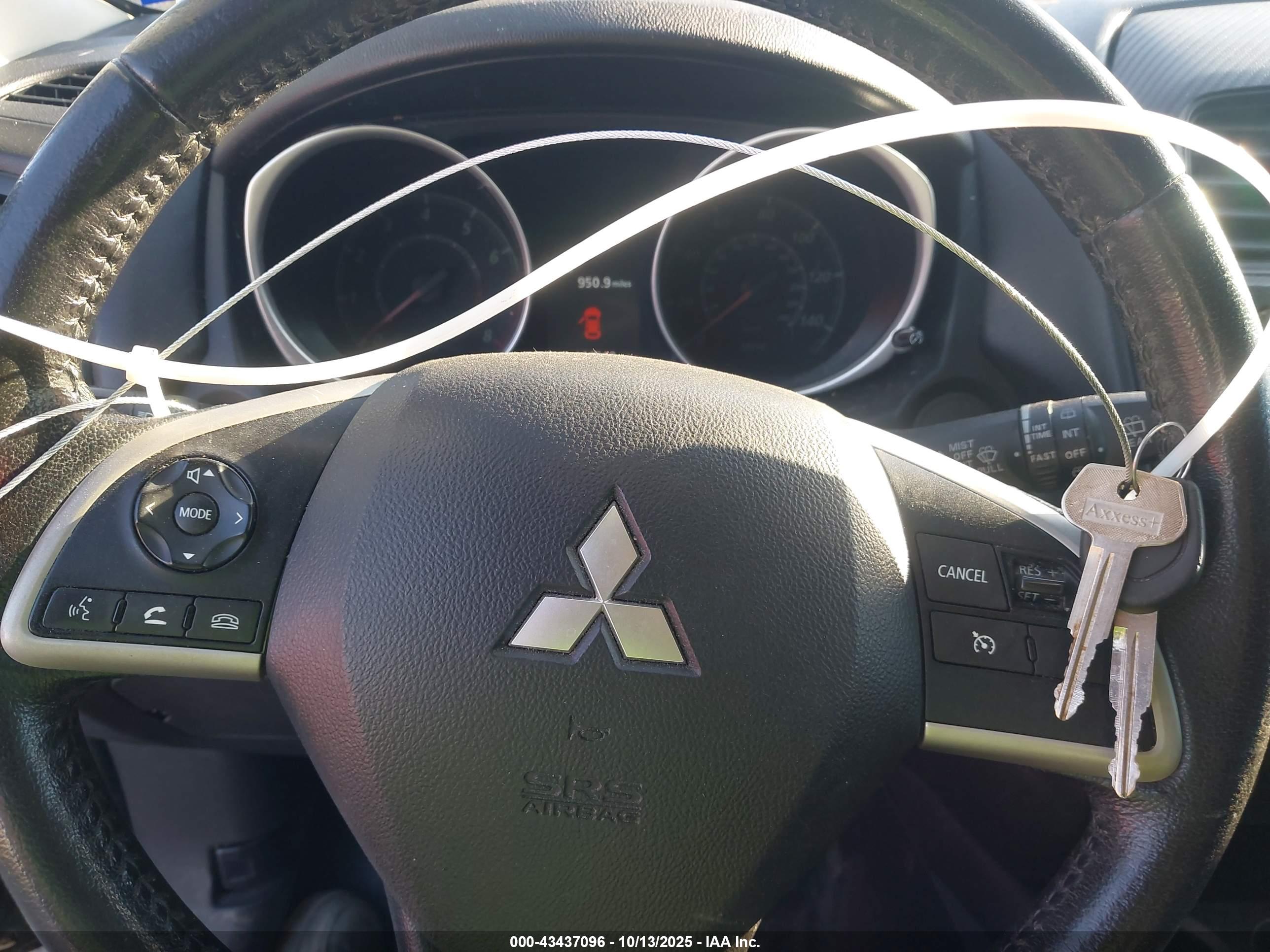 MITSUBISHI OUTLANDER image 11