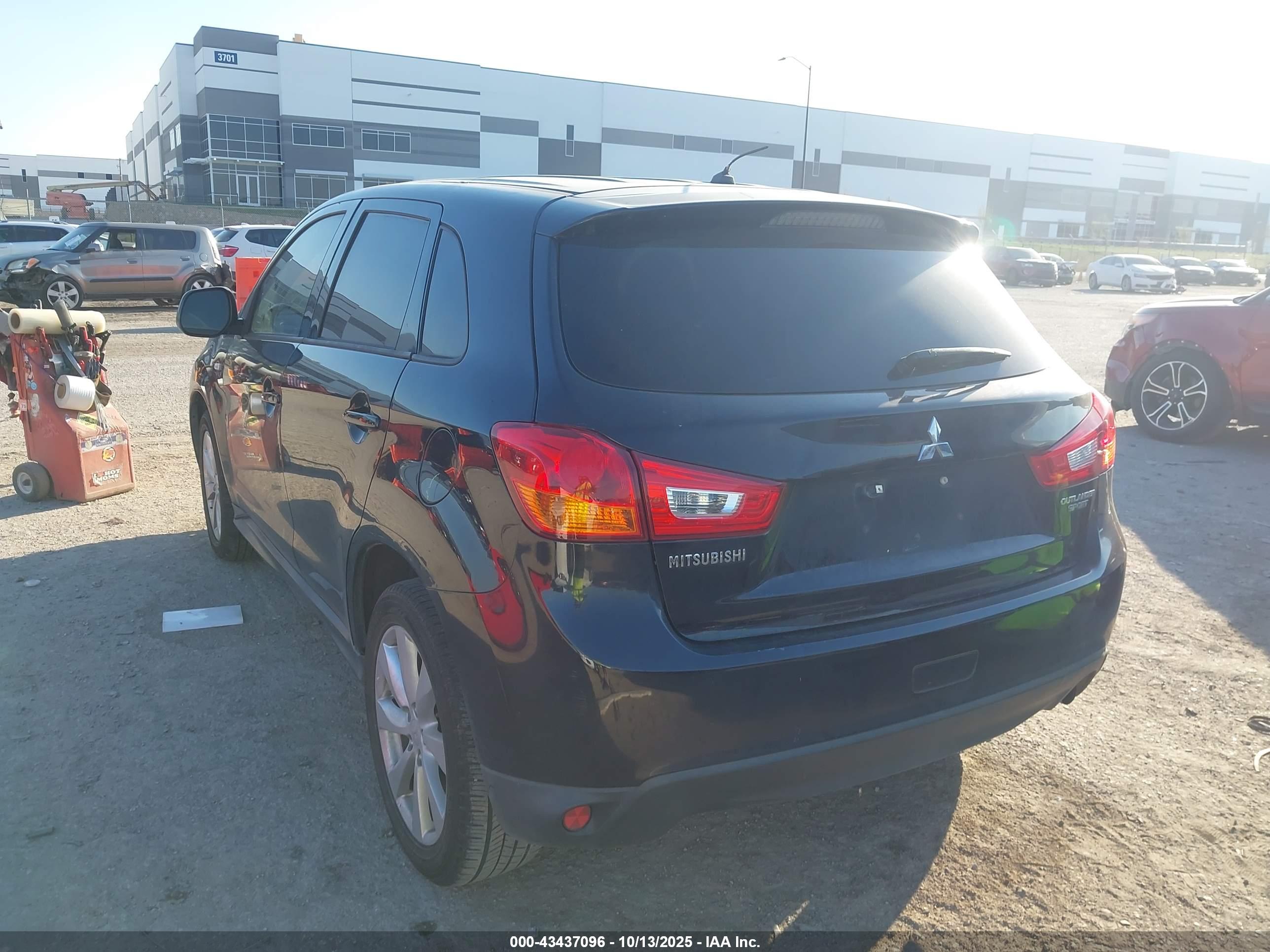 MITSUBISHI OUTLANDER image 3