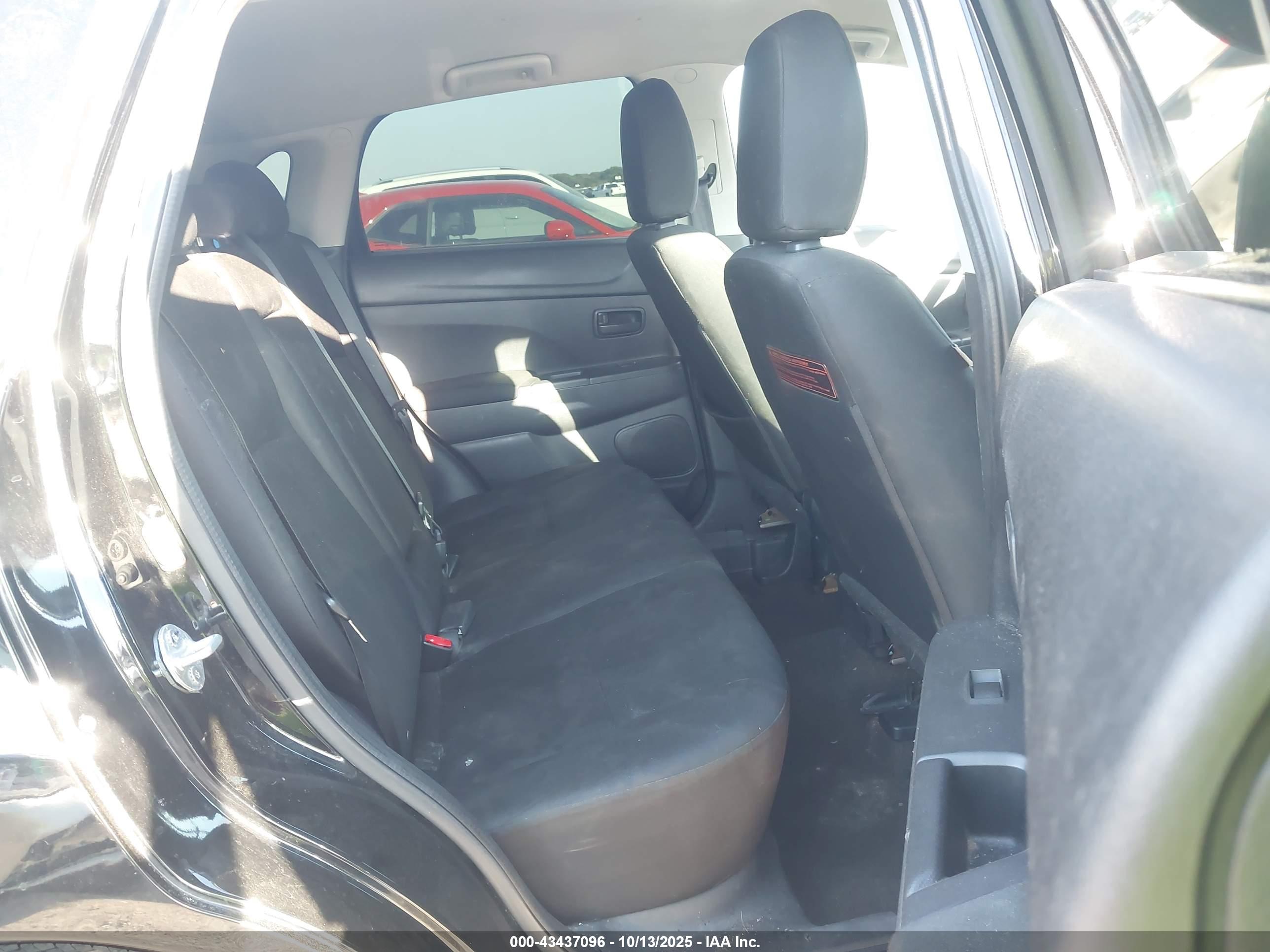MITSUBISHI OUTLANDER image 8