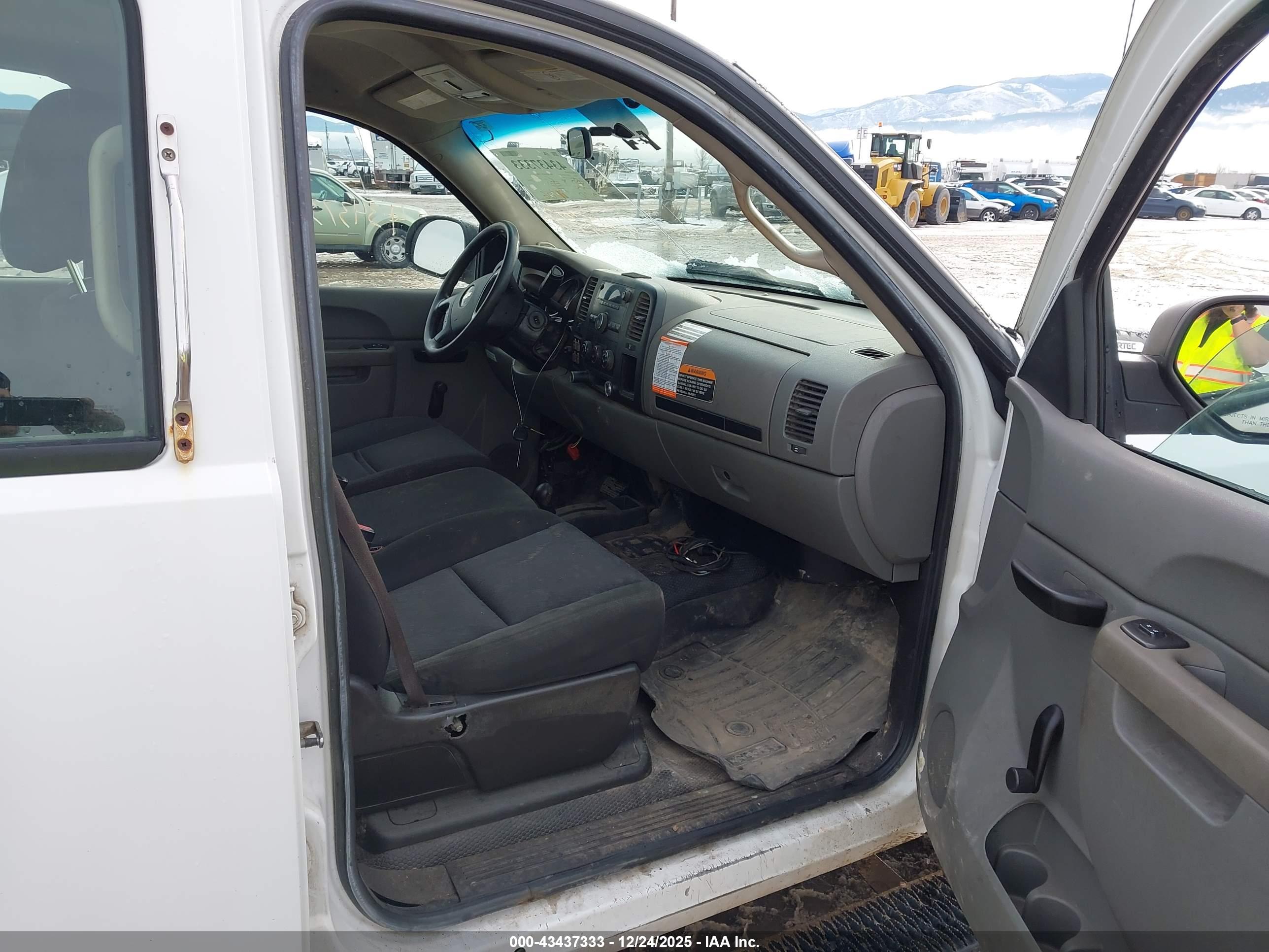 CHEVROLET SILVERADO image 5
