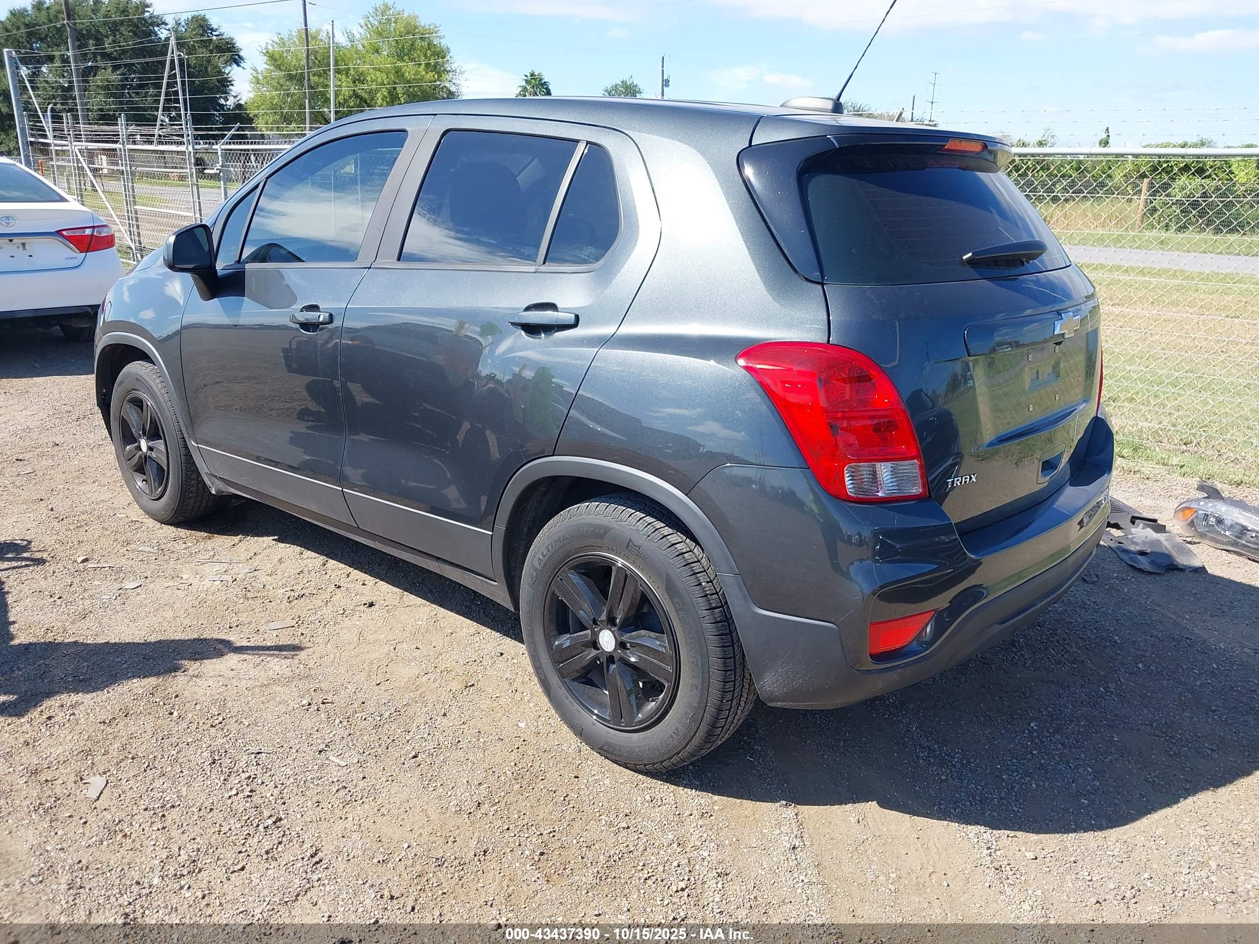 CHEVROLET TRAX image 3