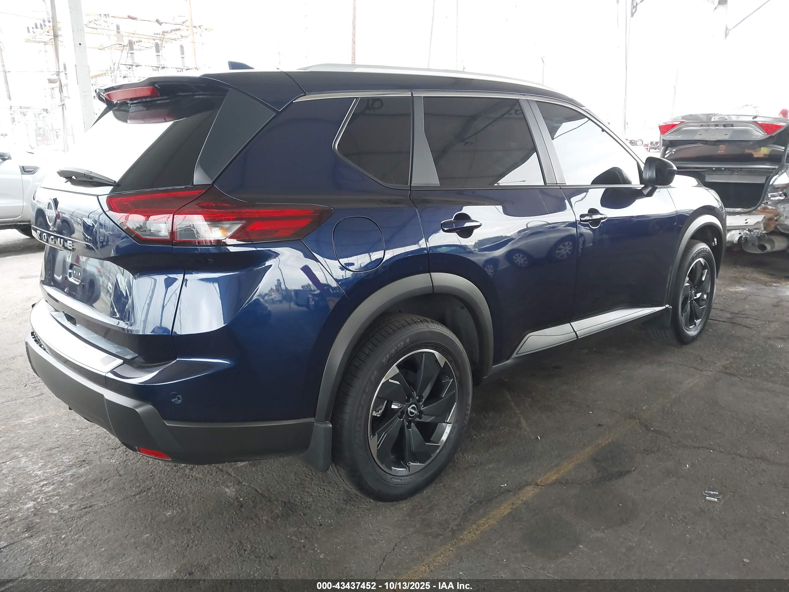 NISSAN ROGUE image 4