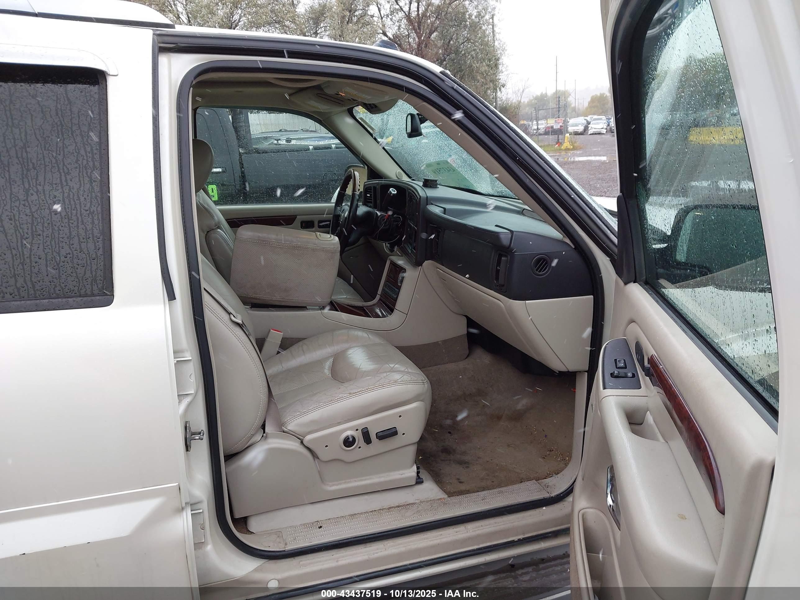 CADILLAC ESCALADE image 5