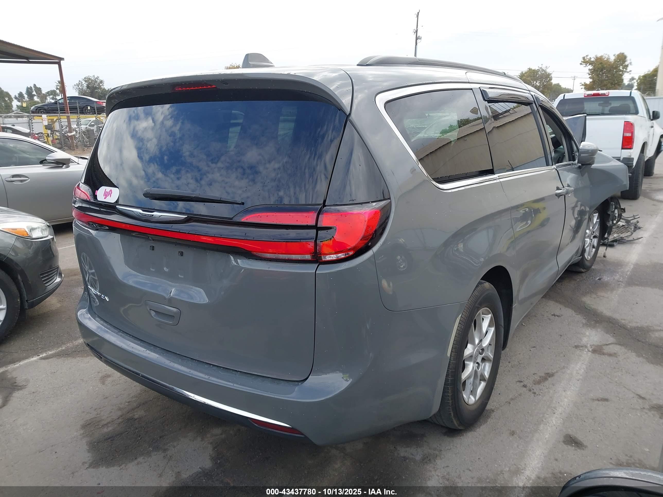 CHRYSLER PACIFICA image 4