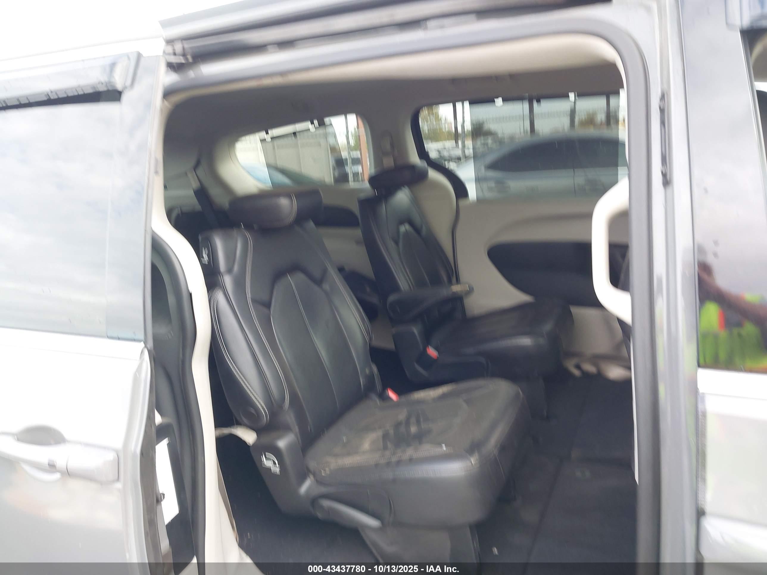 CHRYSLER PACIFICA image 8