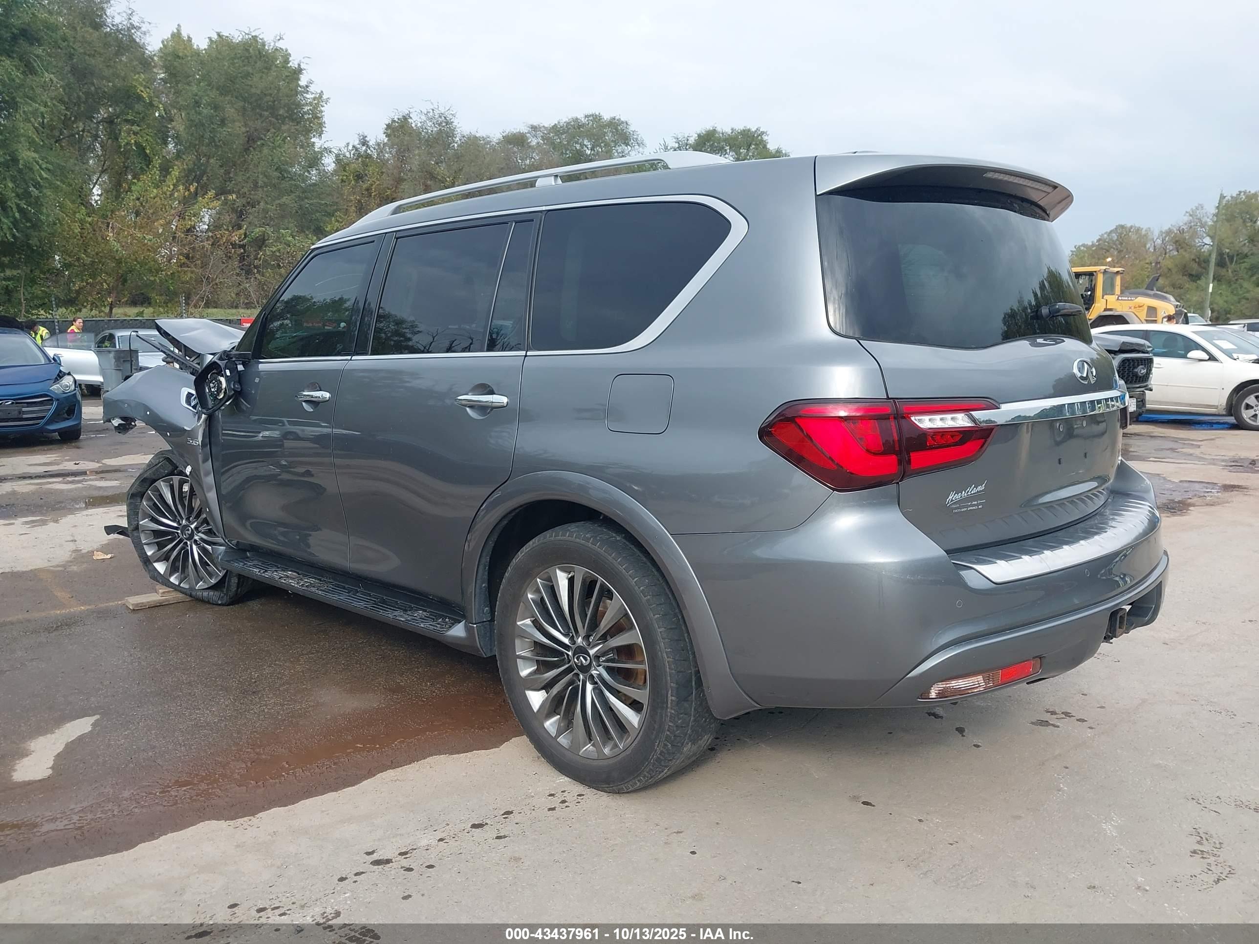 INFINITI QX80 image 3