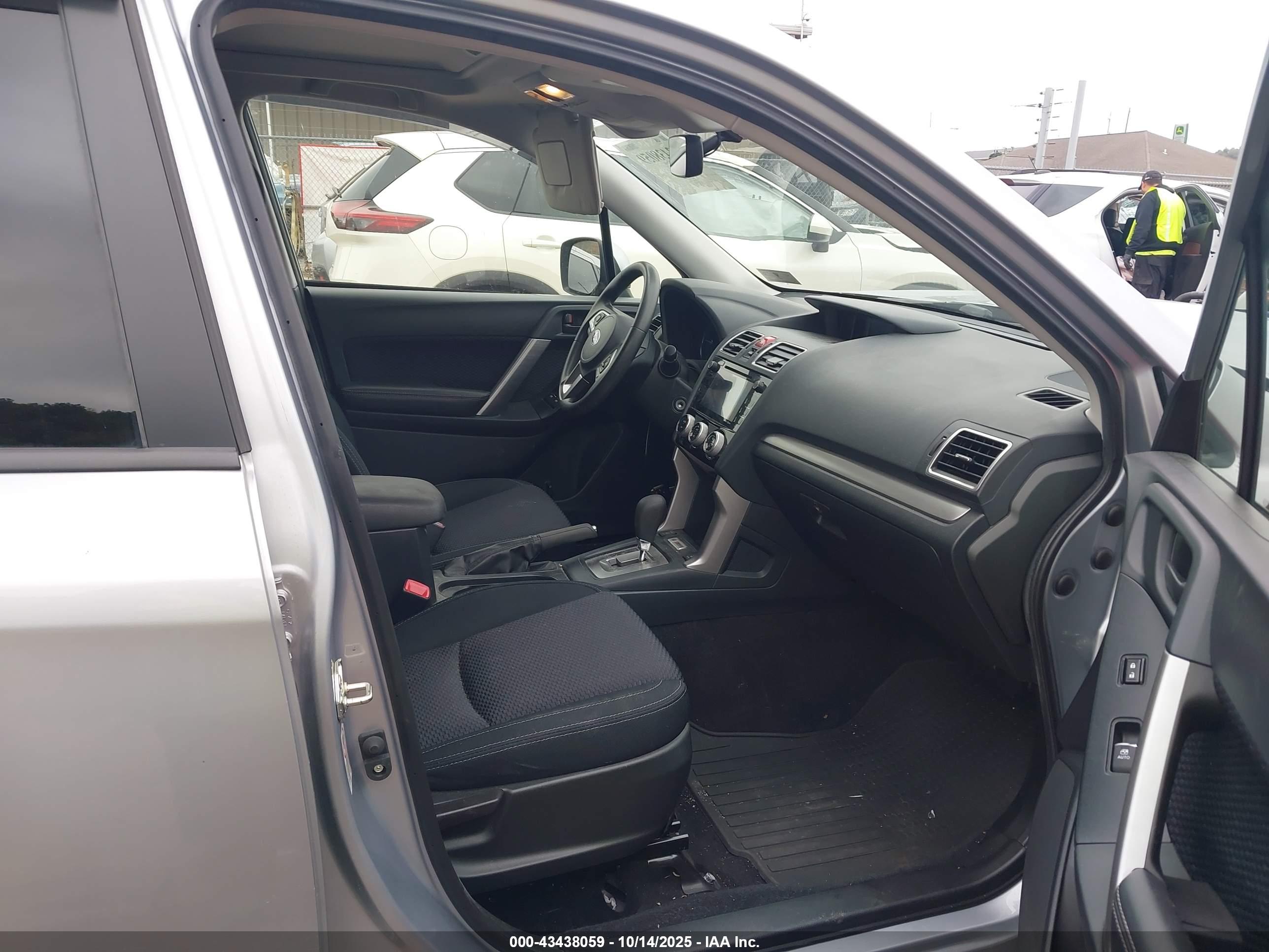 SUBARU FORESTER image 5