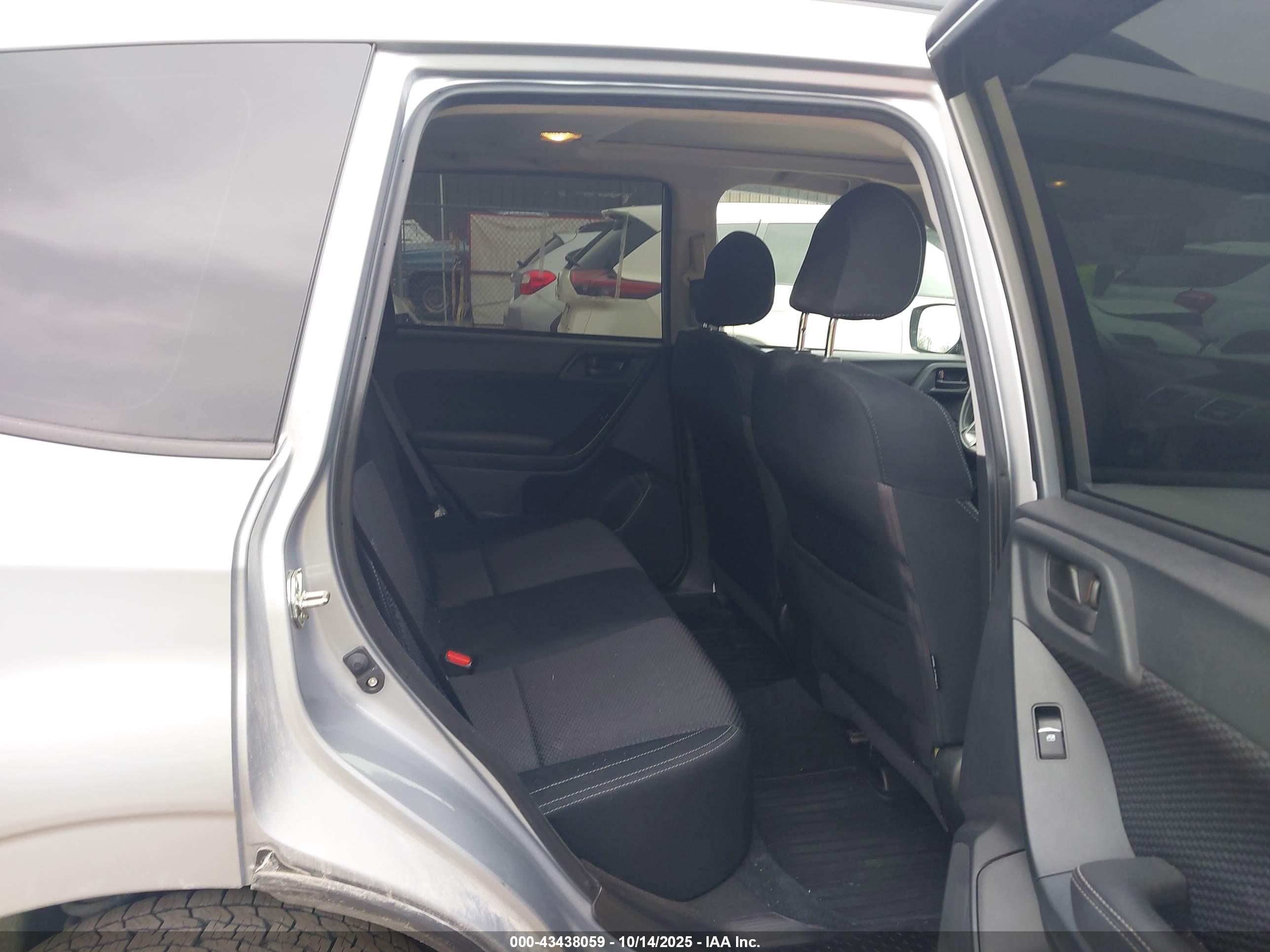 SUBARU FORESTER image 8