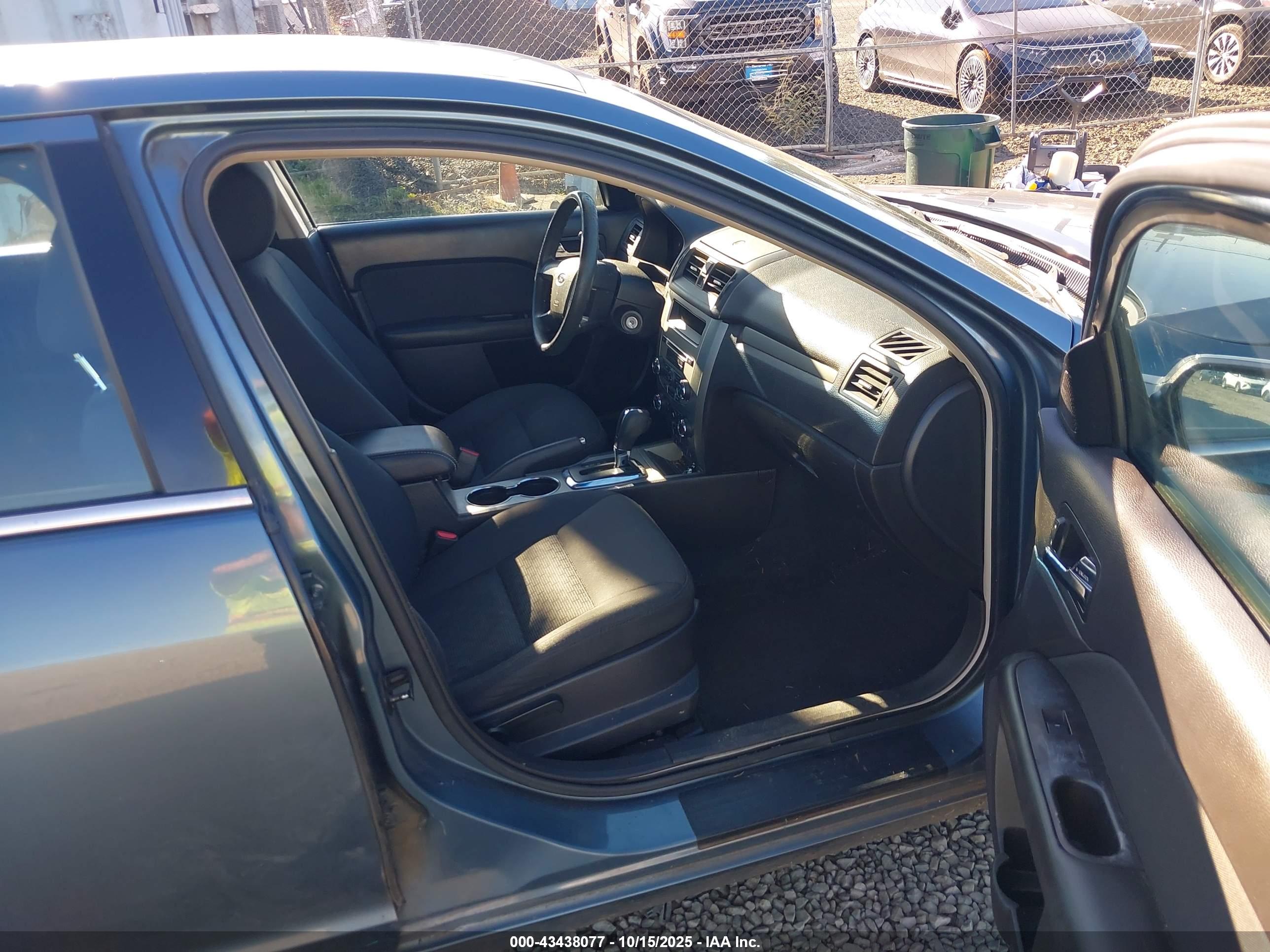 FORD FUSION image 5