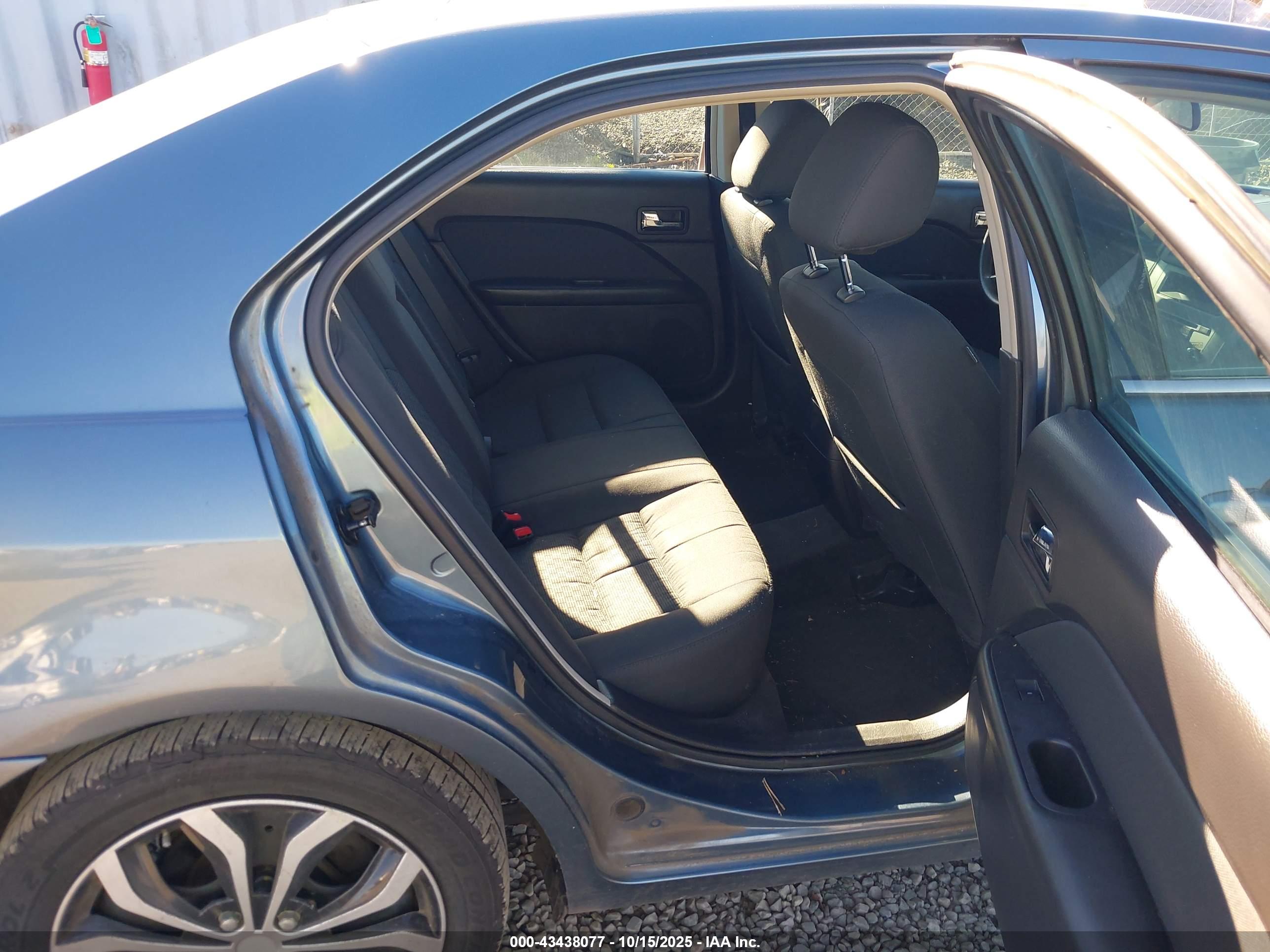 FORD FUSION image 8