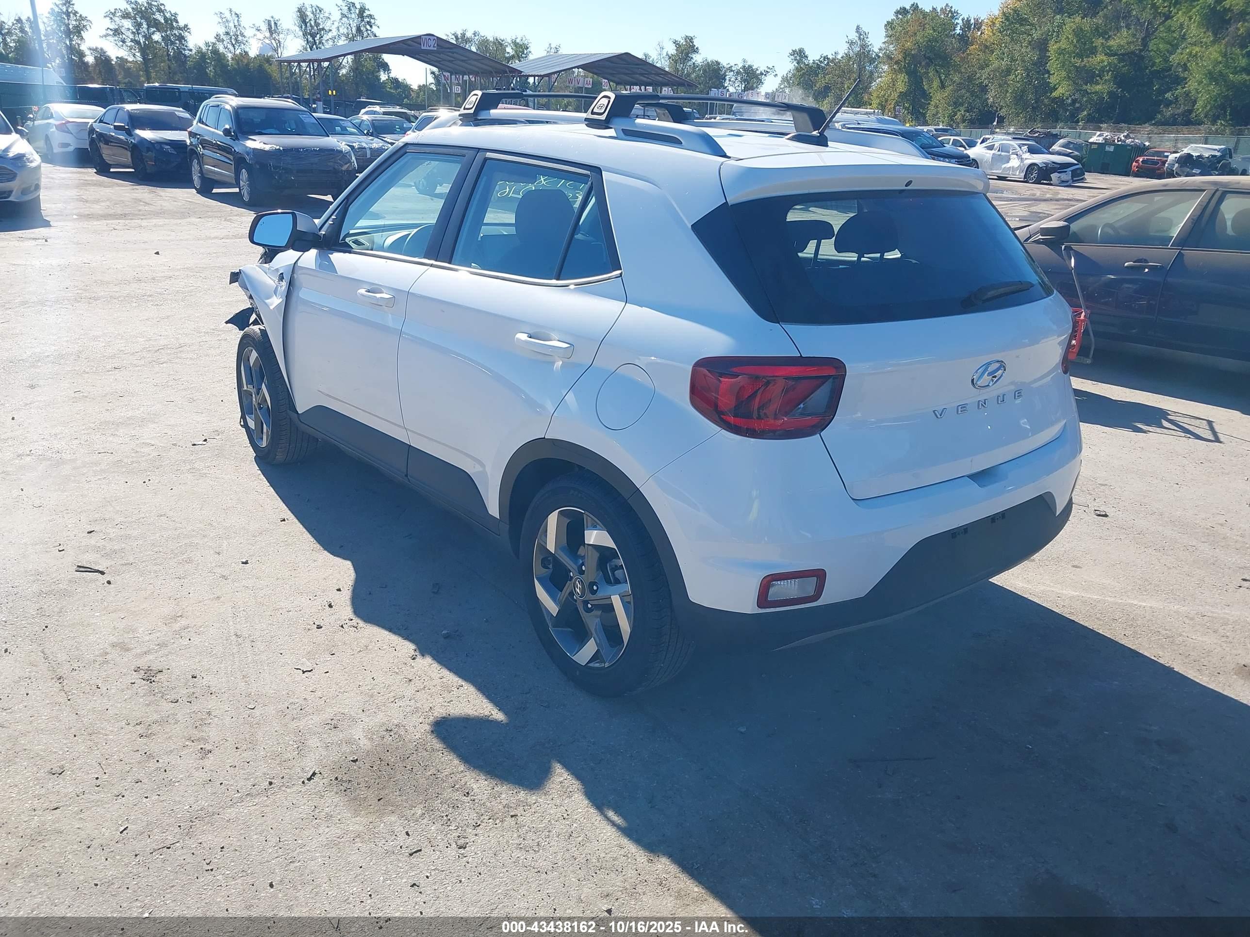 HYUNDAI VENUE image 3