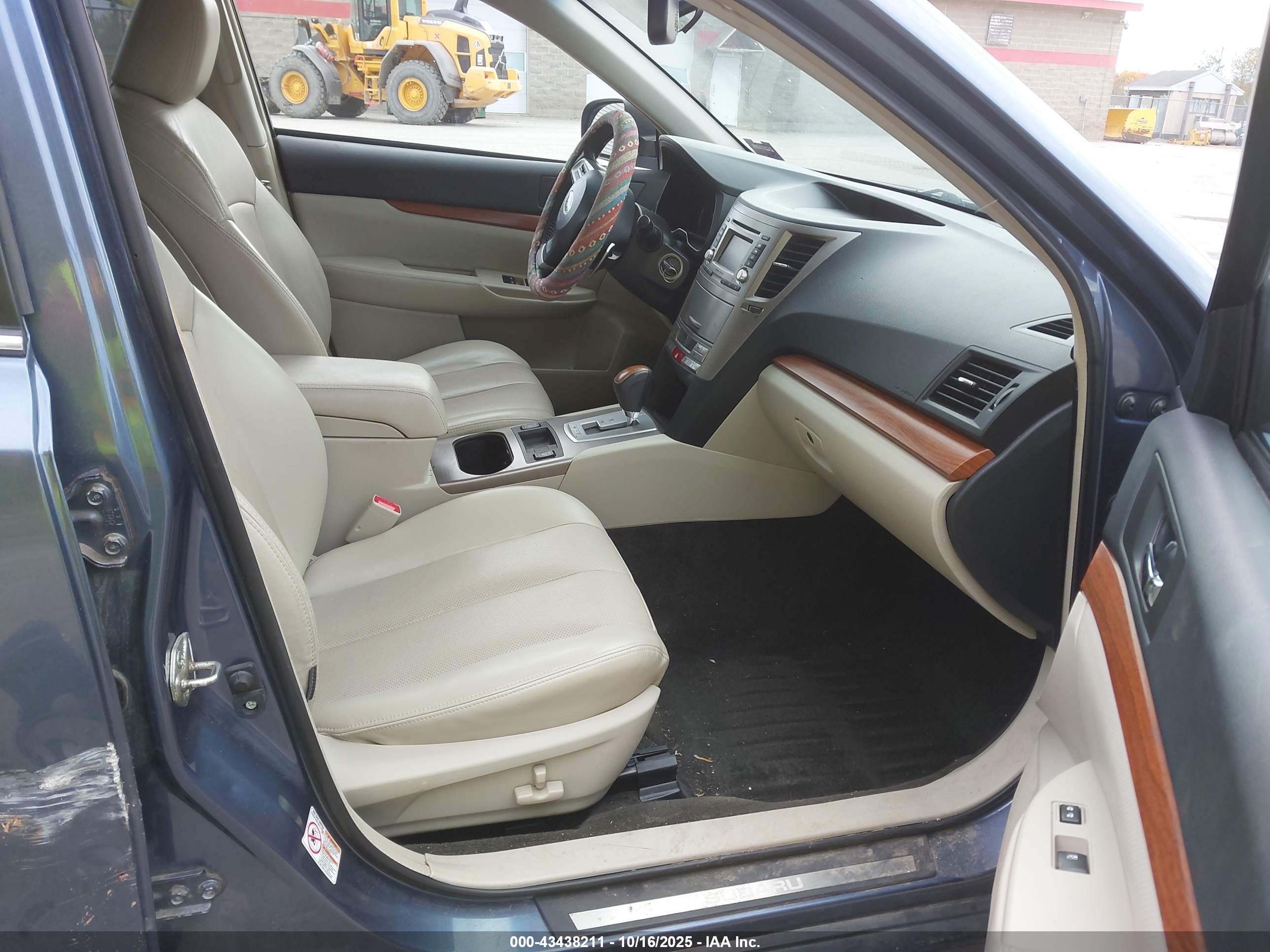 SUBARU OUTBACK image 5