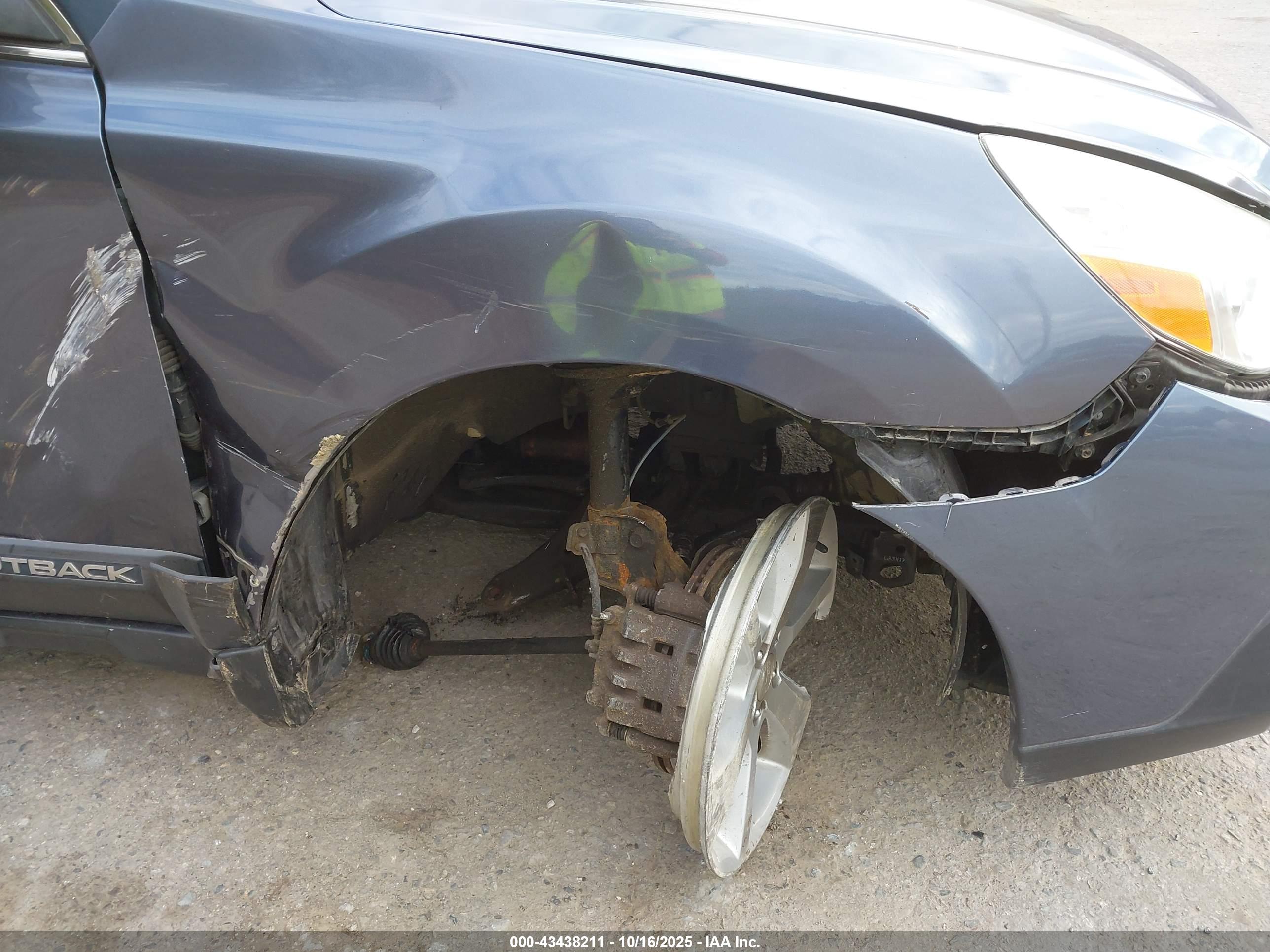 SUBARU OUTBACK image 6
